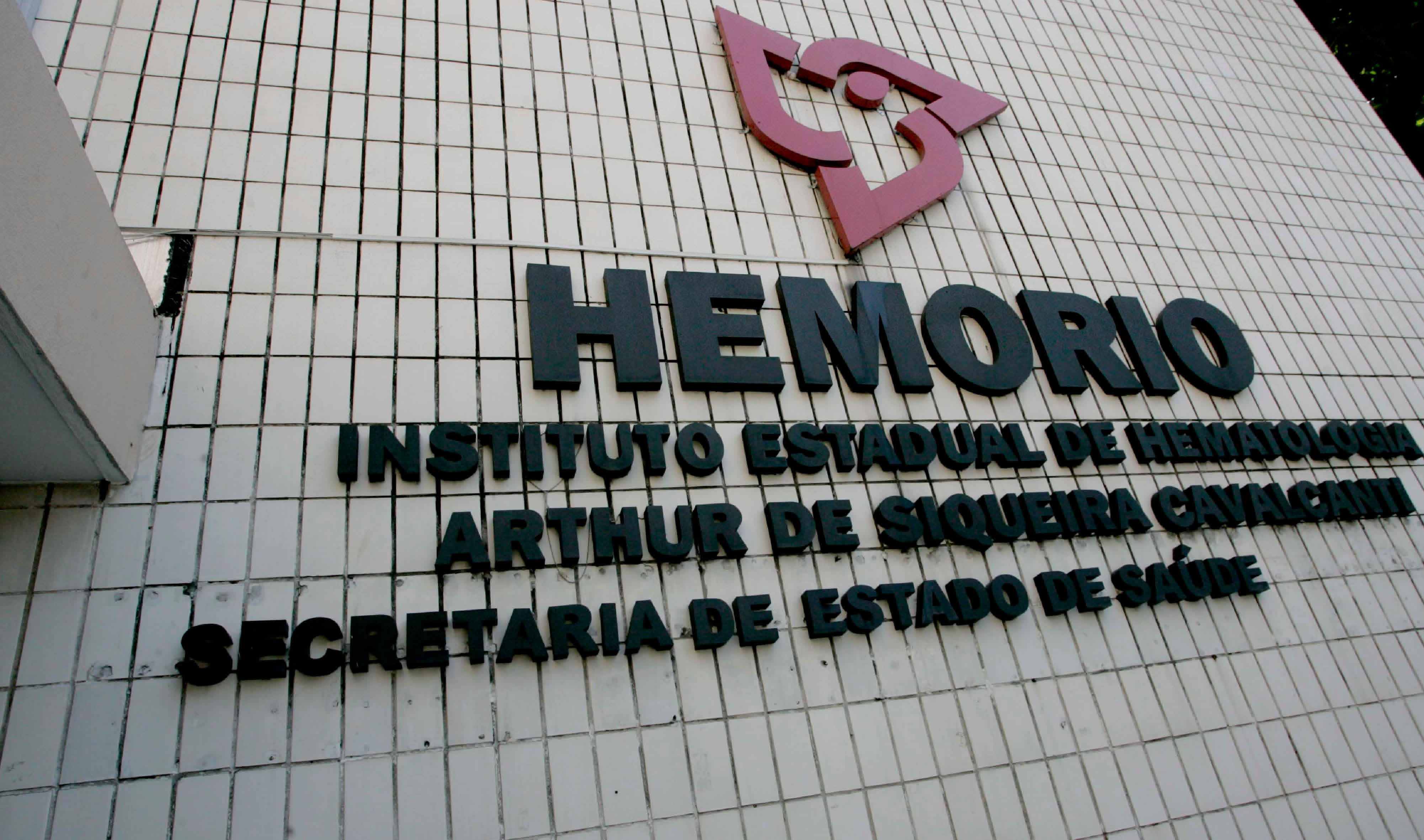 Os funcionários terceirizados que prestam serviços de alimentação, vigilância e limpeza no HemoRio entraram em greve por conta do atraso no pagamento dos salários; os médicos também cogitaram a possibilidade de entrar em greve, mas desistiram após terem o pagamento dos salários regularizados (Foto: Leonardo Lucena) Os funcionários terceirizados que prestam serviços de alimentação, vigilância e limpeza no HemoRio entraram em greve por conta do atraso no pagamento dos salários; os médicos também cogitaram a possibilidade de entrar em greve, mas desistiram após terem o pagamento dos salários regularizados