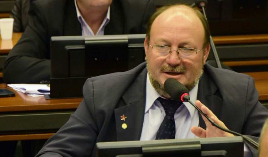 O Tribunal Regional Eleitoral de Sergipe (TER/SE) cassou nesta segunda (30), por unanimidade o mandato do deputado federal João Daniel (PT), por desvio das verbas de subvenção da Assembleia Legislativa para benefício eleitoreiro; em vídeos exibidos pelo relator do caso, juiz Fernando Escrivani Stefaniu, várias testemunhas se contradisseram em suas explicações sobre o recebimento das verbas direcionadas pelo petista; na condenação, João Daniel também foi multado no valor máximo de R$ 106 mil e fica inelegível por oito anos; a defesa recorrerá ao Tribunal Superior Eleitoral; enquanto o TSE não der um parecer, ele se mantém no cargo (Foto: Valter Lima) O Tribunal Regional Eleitoral de Sergipe (TER/SE) cassou nesta segunda (30), por unanimidade o mandato do deputado federal João Daniel (PT), por desvio das verbas de subvenção da Assembleia Legislativa para benefício eleitoreiro; em vídeos exibidos pelo relator do caso, juiz Fernando Escrivani Stefaniu, várias testemunhas se contradisseram em suas explicações sobre o recebimento das verbas direcionadas pelo petista; na condenação, João Daniel também foi multado no valor máximo de R$ 106 mil e fica inelegível por oito anos; a defesa recorrerá ao Tribunal Superior Eleitoral; enquanto o TSE não der um parecer, ele se mantém no cargo