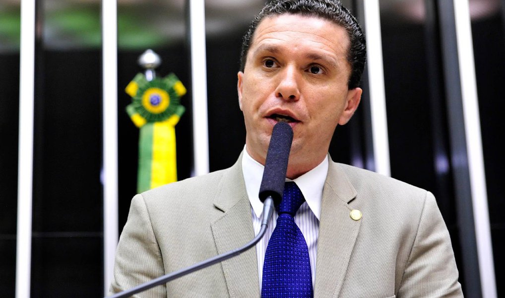 O PRB entrou com um mandado de segurança no STF para que o deputado federal Fausto Pinato (PRB-SP) seja reconduzido ao posto de relator do processo de cassação do mandato do presidente da Casa, Eduardo Cunha (PMDB-RJ); o partido alega que Pinato foi afastado de forma ilegal e arbitrária da relatoria do processo contra Cunha no Conselho de Ética e Decordo Parlamentar da Câmara (Foto: Leonardo Lucena) O PRB entrou com um mandado de segurança no STF para que o deputado federal Fausto Pinato (PRB-SP) seja reconduzido ao posto de relator do processo de cassação do mandato do presidente da Casa, Eduardo Cunha (PMDB-RJ); o partido alega que Pinato foi afastado de forma ilegal e arbitrária da relatoria do processo contra Cunha no Conselho de Ética e Decordo Parlamentar da Câmara