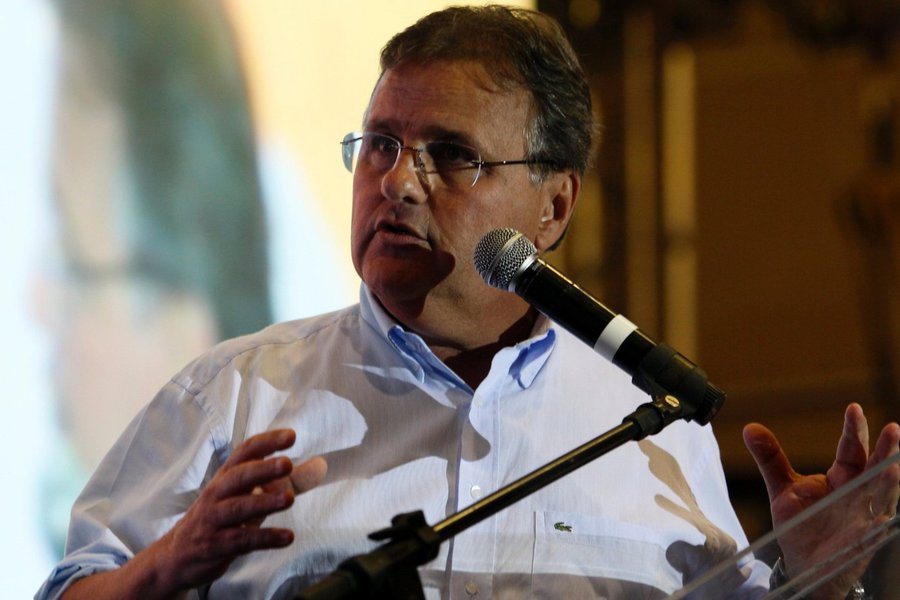 Presidente do PMDB na Bahia, Geddel Vieira Lima lamentou a decisão da maioria dos deputados do partido de manter apoio ao governo; "A Dilma vai vender a alma e setores do PMDB, não vai fazer reforma administrativa significativa e, daqui há alguns dias, o partido continua igual. Me cobrem. Pena, PMDB"; ele critica os peemedebistas ainda pela contradição por causa da defesa que o partido fez pela redução do número de ministérios; "A Dilma tem que botar a boca no trombone e dizer que quem defendeu redução de ministérios agora está lá se matando e a constrangendo por uma boquinha" (Foto: Romulo Faro) Presidente do PMDB na Bahia, Geddel Vieira Lima lamentou a decisão da maioria dos deputados do partido de manter apoio ao governo; "A Dilma vai vender a alma e setores do PMDB, não vai fazer reforma administrativa significativa e, daqui há alguns dias, o partido continua igual. Me cobrem. Pena, PMDB"; ele critica os peemedebistas ainda pela contradição por causa da defesa que o partido fez pela redução do número de ministérios; "A Dilma tem que botar a boca no trombone e dizer que quem defendeu redução de ministérios agora está lá se matando e a constrangendo por uma boquinha"