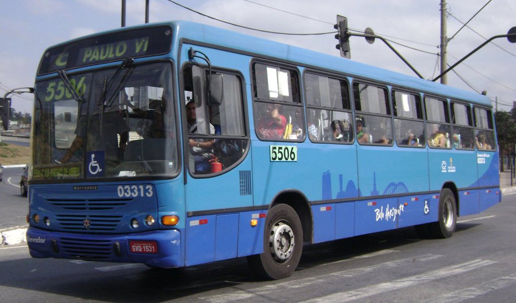 O Ministério Público de Minas Gerais (MPMG) propôs Ação Civil Pública (ACP), com pedido de liminar, que tem como alvos o município de Belo Horizonte, a Empresa de Transportes e Trânsito de Belo Horizonte (BHTrans) e os consórcios Pampulha, BH Leste, Dez e Dom Pedro II; a iniciativa tem como objetivo impedir a concessão de aumento das tarifas de transporte público coletivo por ônibus, que considere a alteração contratual promovida em 19 de dezembro de 2014 – objeto de discussão judicial – e a variação de preços dos últimos 12 ou 24 meses – que já incidiu no reajuste de preço autorizado em 30 de julho de 2015 (Foto: Leonardo Lucena) O Ministério Público de Minas Gerais (MPMG) propôs Ação Civil Pública (ACP), com pedido de liminar, que tem como alvos o município de Belo Horizonte, a Empresa de Transportes e Trânsito de Belo Horizonte (BHTrans) e os consórcios Pampulha, BH Leste, Dez e Dom Pedro II; a iniciativa tem como objetivo impedir a concessão de aumento das tarifas de transporte público coletivo por ônibus, que considere a alteração contratual promovida em 19 de dezembro de 2014 – objeto de discussão judicial – e a variação de preços dos últimos 12 ou 24 meses – que já incidiu no reajuste de preço autorizado em 30 de julho de 2015