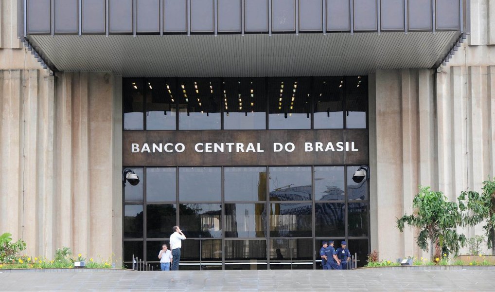 Banco Central não deverá fazer leilão de dólares à vista para enfrentar a forte volatilidade no mercado cambial utilizando as reservas internacionais; instituição pretende manter os leilões de swaps cambiais e de linha como os principais instrumentos para reduzir a volatilidade no câmbio; moeda norte-americana fechou a quarta-feira (23) cotada próxima dos R$ 4,15, com alta de 2,28% (Foto: Paulo Emílio) Banco Central não deverá fazer leilão de dólares à vista para enfrentar a forte volatilidade no mercado cambial utilizando as reservas internacionais; instituição pretende manter os leilões de swaps cambiais e de linha como os principais instrumentos para reduzir a volatilidade no câmbio; moeda norte-americana fechou a quarta-feira (23) cotada próxima dos R$ 4,15, com alta de 2,28%