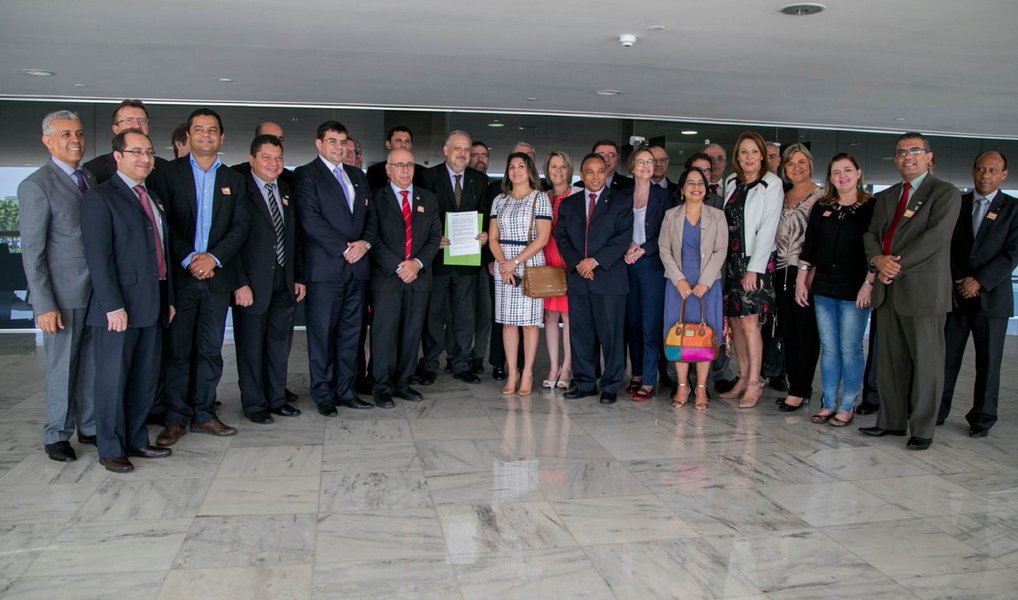 Reitores e pró-reitores de 41 universidades e institutos técnicos entregaram ao ministro Ricardo Berzoini uma carta de manifestação contrária à abertura do processo de impeachment contra a presidente Dilma Rousseff; "Manifestamos veementemente posição contrária a qualquer tentativa de confisco à democracia", afirmou o representante dos reitores, Marcelo Machado; Berzoini também recebeu representantes da Frente Brasil Popular, que reúne movimentos sociais como a CUT, MST, UNE, Contag e Marcha Mundial das Mulheres
(Foto: Aquiles Lins) Reitores e pró-reitores de 41 universidades e institutos técnicos entregaram ao ministro Ricardo Berzoini uma carta de manifestação contrária à abertura do processo de impeachment contra a presidente Dilma Rousseff; "Manifestamos veementemente posição contrária a qualquer tentativa de confisco à democracia", afirmou o representante dos reitores, Marcelo Machado; Berzoini também recebeu representantes da Frente Brasil Popular, que reúne movimentos sociais como a CUT, MST, UNE, Contag e Marcha Mundial das Mulheres