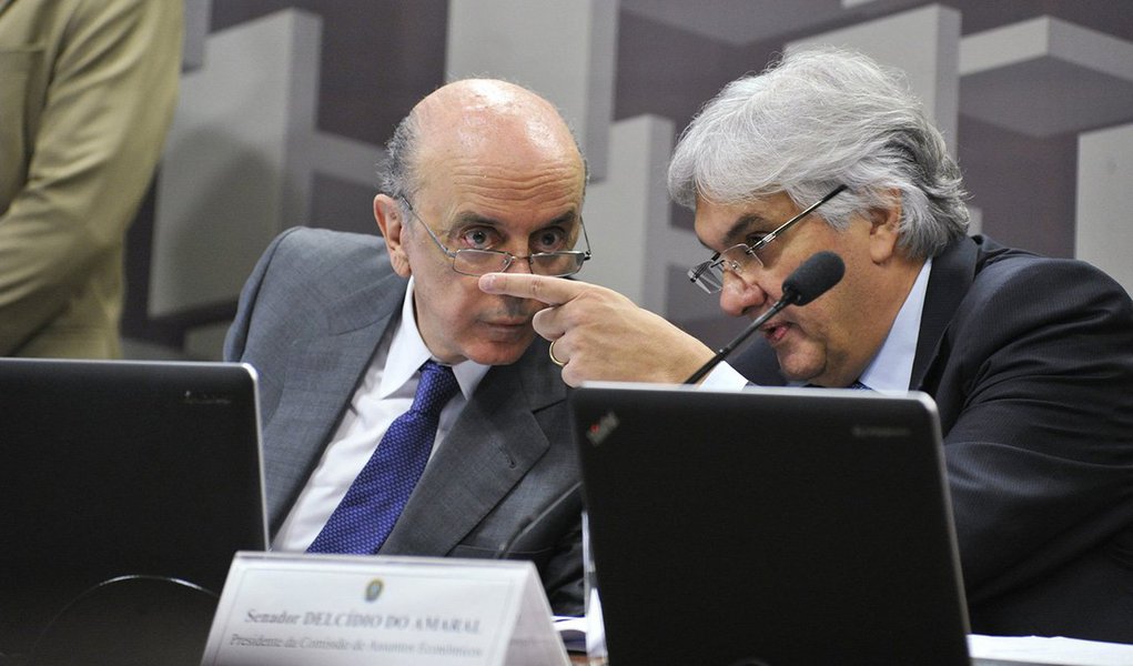 Divulgação da conversa do senador Delcídio do Amaral (PT-MS) mostra que o senador José Serra (PSDB-SP) estaria preocupado com a divulgação do nome de Gregório Marin Preciado, casado com sua prima, nas irregularidades na Petrobras; a partir do minuto 58 da conversa, Delcídio que o doleiro Fernando Baiano estava à frente da operação de negócios da Petrobras na África, mas quem organizava tudo era Preciado; e que, quando o nome de Preciado apareceu, segundo Delcídio, ele foi procurado por Serra, que "me convidou para almoçar outro dia, e ele rodeando no almoço, rodeando" (Foto: Aquiles Lins) Divulgação da conversa do senador Delcídio do Amaral (PT-MS) mostra que o senador José Serra (PSDB-SP) estaria preocupado com a divulgação do nome de Gregório Marin Preciado, casado com sua prima, nas irregularidades na Petrobras; a partir do minuto 58 da conversa, Delcídio que o doleiro Fernando Baiano estava à frente da operação de negócios da Petrobras na África, mas quem organizava tudo era Preciado; e que, quando o nome de Preciado apareceu, segundo Delcídio, ele foi procurado por Serra, que "me convidou para almoçar outro dia, e ele rodeando no almoço, rodeando"