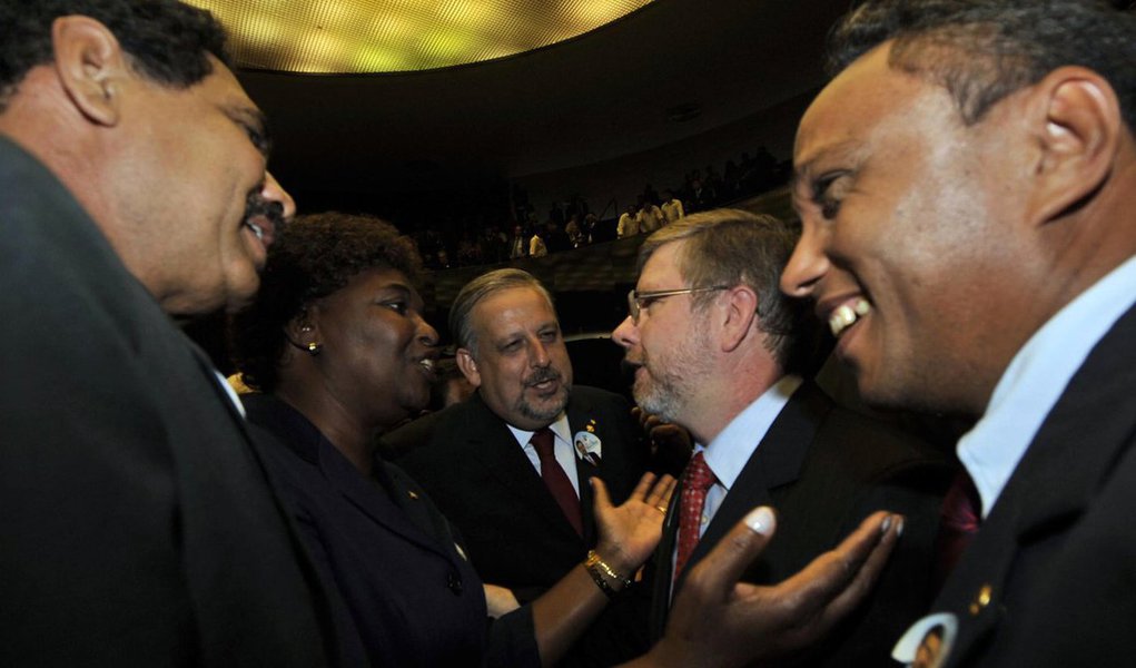 Líder do PT na Câmara, Sibá Machado, disse que bancada vai entrar "em peso" na manifestação convocada pelas centrais sindicais contra o impeachment: “Na nossa avaliação, o povo não está concordando com o que está acontecendo. Fazer um impeachment eminentemente político porque não gosta de uma governante? Isso vai virar moda no Brasil?”, disse; “Tem uma mobilização grande de juristas, artistas e da igreja se posicionando contra o impeachment. É uma parte da sociedade que, mesmo não estando satisfeita com o governo, não é favorável a uma ruptura dessa”, afirmou o deputado Marco Maia (Foto: Roberta Namour) Líder do PT na Câmara, Sibá Machado, disse que bancada vai entrar "em peso" na manifestação convocada pelas centrais sindicais contra o impeachment: “Na nossa avaliação, o povo não está concordando com o que está acontecendo. Fazer um impeachment eminentemente político porque não gosta de uma governante? Isso vai virar moda no Brasil?”, disse; “Tem uma mobilização grande de juristas, artistas e da igreja se posicionando contra o impeachment. É uma parte da sociedade que, mesmo não estando satisfeita com o governo, não é favorável a uma ruptura dessa”, afirmou o deputado Marco Maia