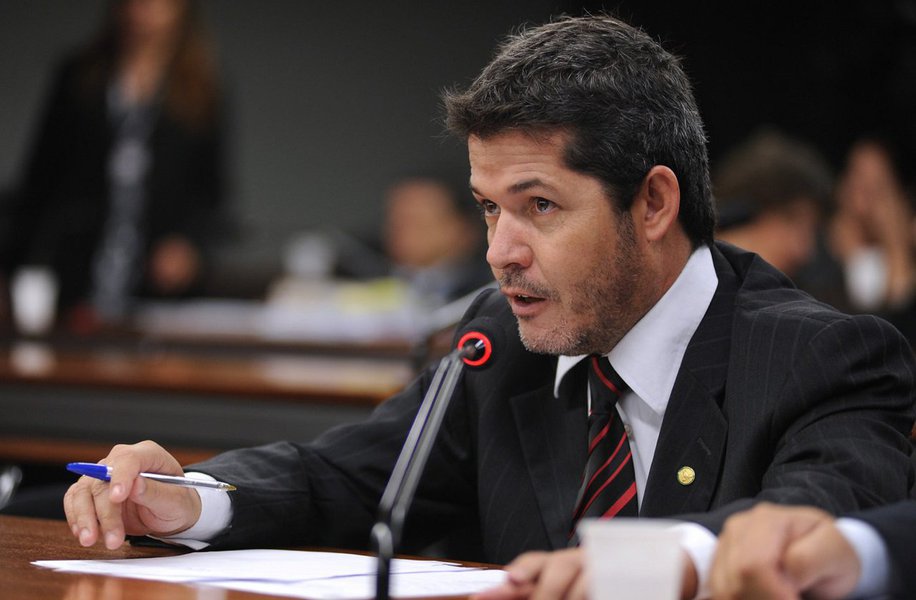 Deputado federal mais bem votado na história de Goiás, Delegado Waldir revela que falta entusismo entre os tucanos para sua possível candidatura a prefeito de Goiânia; deputado suspeita que o candidato favorito do partido seja o presidente da Agetop, Jayme Rincón, apesar de estar mal nas pesquisas; coluna Xadrez, do jornal O Hoje, revela que Waldir considera convites de filiação para o PTB e o PROS (Foto: Realle Palazzo-Martini) Deputado federal mais bem votado na história de Goiás, Delegado Waldir revela que falta entusismo entre os tucanos para sua possível candidatura a prefeito de Goiânia; deputado suspeita que o candidato favorito do partido seja o presidente da Agetop, Jayme Rincón, apesar de estar mal nas pesquisas; coluna Xadrez, do jornal O Hoje, revela que Waldir considera convites de filiação para o PTB e o PROS