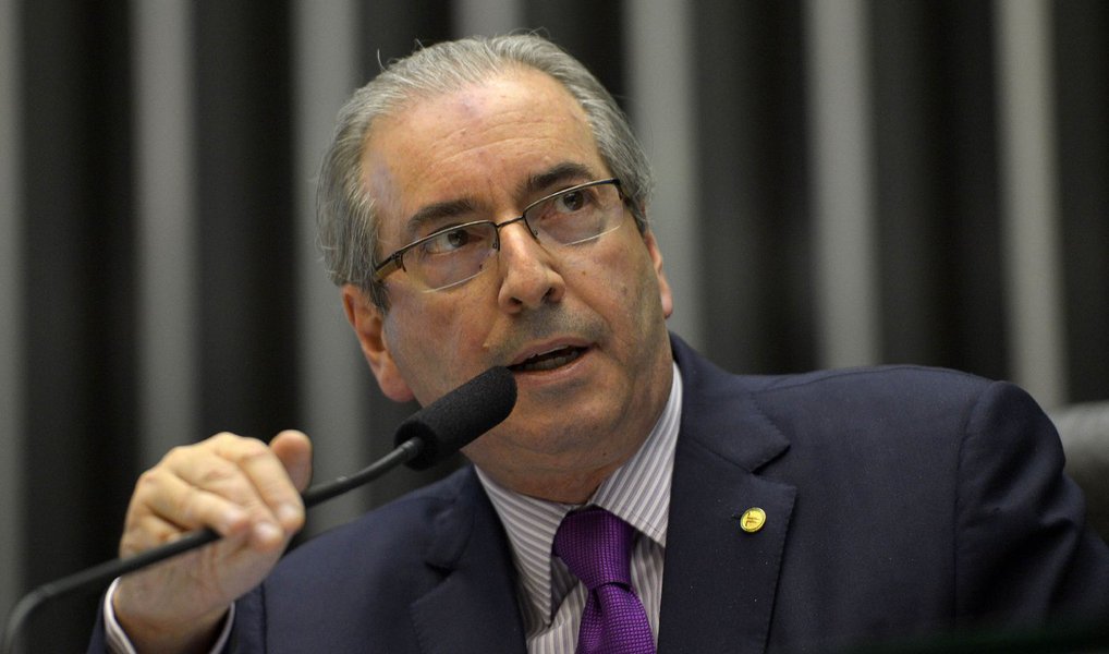 O presidente da Câmara dos Deputados, Eduardo Cunha (PMDB-RJ), disse nesta segunda (14) que, mesmo que o Supremo Tribunal Federal (STF) anule a votação secreta que elegeu a comissão especial do impeachment, dificilmente o resultado mudará caso seja refeita com voto aberto; “Eu não vejo nenhuma possibilidade. Acho que não mudará, acho que permanecerá esse”, disse Cunha (Foto: Valter Lima) O presidente da Câmara dos Deputados, Eduardo Cunha (PMDB-RJ), disse nesta segunda (14) que, mesmo que o Supremo Tribunal Federal (STF) anule a votação secreta que elegeu a comissão especial do impeachment, dificilmente o resultado mudará caso seja refeita com voto aberto; “Eu não vejo nenhuma possibilidade. Acho que não mudará, acho que permanecerá esse”, disse Cunha
