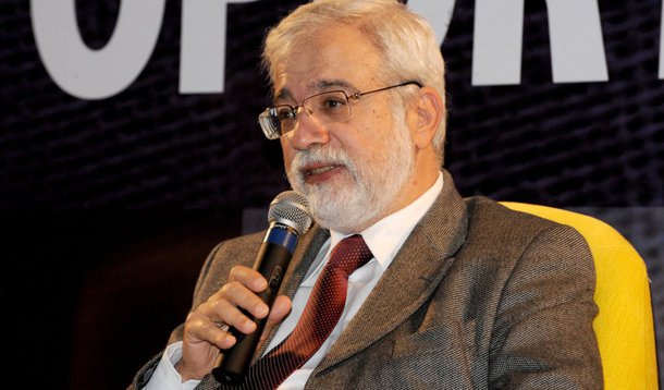 Presidente do Banco Central no governo Fernando Henrique Cardoso (PSDB), o economista Gustavo Loyola criticou nesta quarta-feira, 2, a política econômica da presidente Dilma Rousseff, mas condenou quem defende o seu impeachment com base na situação econômica do País; "Impeachment não é uma solução que você adota toda hora porque o governo se tornou impopular ou não consegue resolver os problemas", afirmou; "Se a gente der vez a esse tipo de ideia, vai ser muito mais fácil fazer impeachment no futuro. É só ter um Congresso trabalhando totalmente contra o governo, levar a economia a uma situação insustentável e propor um impeachment", completou; Loyola criticou o PSDB por votar na Câmara "contra o que sempre defendeu"
(Foto: Aquiles Lins) Presidente do Banco Central no governo Fernando Henrique Cardoso (PSDB), o economista Gustavo Loyola criticou nesta quarta-feira, 2, a política econômica da presidente Dilma Rousseff, mas condenou quem defende o seu impeachment com base na situação econômica do País; "Impeachment não é uma solução que você adota toda hora porque o governo se tornou impopular ou não consegue resolver os problemas", afirmou; "Se a gente der vez a esse tipo de ideia, vai ser muito mais fácil fazer impeachment no futuro. É só ter um Congresso trabalhando totalmente contra o governo, levar a economia a uma situação insustentável e propor um impeachment", completou; Loyola criticou o PSDB por votar na Câmara "contra o que sempre defendeu"