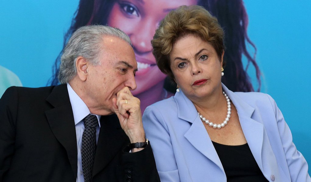 Em tom de desabafo, vice-presidente Michel Temer (PMDB) chorou suas mágoas e apontou em carta a presidente Dilma Rousseff “fatos reveladores” da desconfiança que o governo possui em relação a ele e ao PMDB; mais tarde, ele disse que se surpreendeu com a divulgação do texto, “em face da confidencialidade”: “Eu já tinha me decepcionado quando os ministros Edinho Silva (Comunicação Social) e Jaques Wagner (Casa Civil) divulgaram versões equivocadas do meu último encontro com a presidente, me deixando mal jurídica e politicamente”; pela manhã, a presidente Dilma disse não ver motivos para desconfiar de Temer, “um milímetro” (Foto: Roberta Namour) Em tom de desabafo, vice-presidente Michel Temer (PMDB) chorou suas mágoas e apontou em carta a presidente Dilma Rousseff “fatos reveladores” da desconfiança que o governo possui em relação a ele e ao PMDB; mais tarde, ele disse que se surpreendeu com a divulgação do texto, “em face da confidencialidade”: “Eu já tinha me decepcionado quando os ministros Edinho Silva (Comunicação Social) e Jaques Wagner (Casa Civil) divulgaram versões equivocadas do meu último encontro com a presidente, me deixando mal jurídica e politicamente”; pela manhã, a presidente Dilma disse não ver motivos para desconfiar de Temer, “um milímetro”