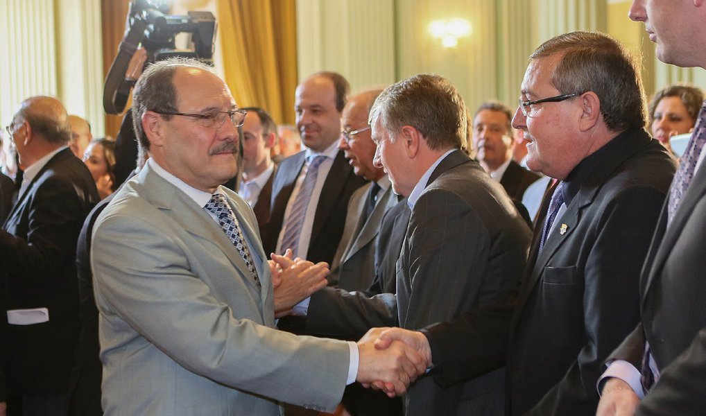 Governo do Estado anunciou, em ato no Palácio Piratini, medida para regularização de débitos com hospitais referentes a 2014 e 2015; a quitação será feita por meio de linhas de crédito junto a instituições financeiras; serão beneficiados 180 hospitais filantrópicos, que terão acesso, no total, a cerca de R$ 300 milhões; a partir do acordo firmado com o Estado, as instituições hospitalares poderão contratar financiamento com os mesmos juros praticados pelo Fundo de Apoio Financeiro e de Recuperação dos Hospitais Privados (Funafir); o pagamento do crédito será garantido pelo Estado, em 36 parcelas, de janeiro de 2016 a dezembro de 2018 (Foto: Leonardo Lucena) Governo do Estado anunciou, em ato no Palácio Piratini, medida para regularização de débitos com hospitais referentes a 2014 e 2015; a quitação será feita por meio de linhas de crédito junto a instituições financeiras; serão beneficiados 180 hospitais filantrópicos, que terão acesso, no total, a cerca de R$ 300 milhões; a partir do acordo firmado com o Estado, as instituições hospitalares poderão contratar financiamento com os mesmos juros praticados pelo Fundo de Apoio Financeiro e de Recuperação dos Hospitais Privados (Funafir); o pagamento do crédito será garantido pelo Estado, em 36 parcelas, de janeiro de 2016 a dezembro de 2018