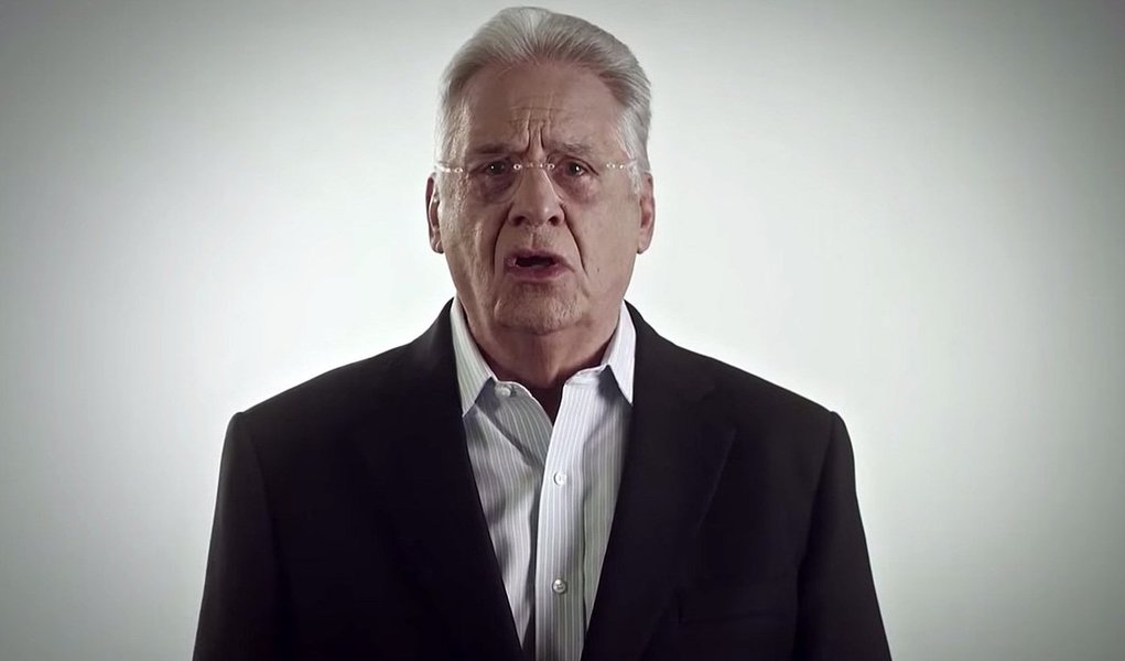 "A economia vai muito mal e a presidente é refém de uma base de sustentação no Congresso que, a cada dia, é mais do tipo toma-lá-dá-cá. Ela está pagando pela herança maldita que o Lula deixou", diz o ex-presidente FHC no programa nacional do PSDB que vai ao ar na noite desta segunda-feira; afirma ainda que o PT, que prometia "o céu ao povo", agora "oferece o inferno da crise e do desemprego"; "Está na hora de a presidente ter grandeza e pensar no que é melhor para o Brasil, e não para o PT" a peça também criticará a proposta de recriação da CPMF, dizendo que “não dá para o país continuar sendo governado pela mentira” (Foto: Roberta Namour) "A economia vai muito mal e a presidente é refém de uma base de sustentação no Congresso que, a cada dia, é mais do tipo toma-lá-dá-cá. Ela está pagando pela herança maldita que o Lula deixou", diz o ex-presidente FHC no programa nacional do PSDB que vai ao ar na noite desta segunda-feira; afirma ainda que o PT, que prometia "o céu ao povo", agora "oferece o inferno da crise e do desemprego"; "Está na hora de a presidente ter grandeza e pensar no que é melhor para o Brasil, e não para o PT" a peça também criticará a proposta de recriação da CPMF, dizendo que “não dá para o país continuar sendo governado pela mentira”