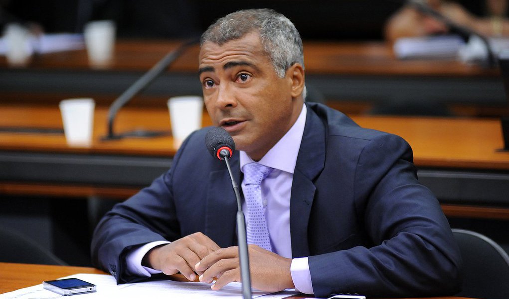 Após negar acusações, senador Romário (PSB-RJ) agora confessa que já teve conta no banco suíço BSI, quando era jogador, mas diz que foi encerrada; no diálogo gravado do senador Delcídio Amaral (PT-MS), petista afirma que a divulgação, pela revista Veja, da existência da conta bancária de Romário ( teria resultado num acordo político para que o ex-jogador apoiasse a candidatura do escolhido do prefeito Eduardo Paes (PMDB) para 2016, o secretário de Coordenação de Governo da prefeitura, Pedro Paulo; MP disse que vai investigar o caso (Foto: Roberta Namour) Após negar acusações, senador Romário (PSB-RJ) agora confessa que já teve conta no banco suíço BSI, quando era jogador, mas diz que foi encerrada; no diálogo gravado do senador Delcídio Amaral (PT-MS), petista afirma que a divulgação, pela revista Veja, da existência da conta bancária de Romário ( teria resultado num acordo político para que o ex-jogador apoiasse a candidatura do escolhido do prefeito Eduardo Paes (PMDB) para 2016, o secretário de Coordenação de Governo da prefeitura, Pedro Paulo; MP disse que vai investigar o caso
