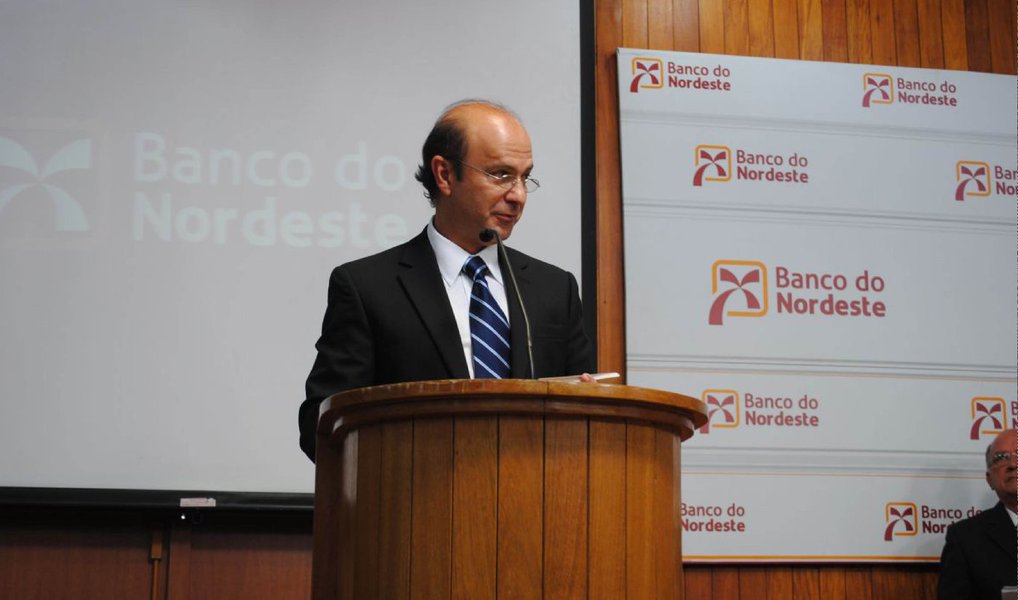 À frente do Banco do Nordeste, o economista Marcos Holanda afirma que a instituição deve aplicar aproximadamente 60% dos ingressos de recursos do FNE na região do semiárido nordestino e que a crise da economia brasileira deve estar mitigada para 2016; "Com a participação e consciência de todos os segmentos da sociedade, acreditamos que, já em 2016, os efeitos serão sentidos pela população, com o arrefecimento da inflação e a retomada do crescimento econômico", afirmou; para 2016, o banco projeta investimentos de R$ 13,4 bilhões (Foto: Aquiles Lins) À frente do Banco do Nordeste, o economista Marcos Holanda afirma que a instituição deve aplicar aproximadamente 60% dos ingressos de recursos do FNE na região do semiárido nordestino e que a crise da economia brasileira deve estar mitigada para 2016; "Com a participação e consciência de todos os segmentos da sociedade, acreditamos que, já em 2016, os efeitos serão sentidos pela população, com o arrefecimento da inflação e a retomada do crescimento econômico", afirmou; para 2016, o banco projeta investimentos de R$ 13,4 bilhões