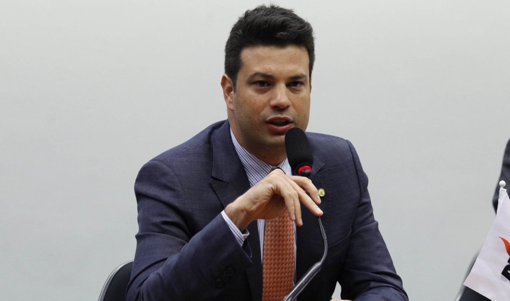 Líder do PMDB na Câmara, deputado federal Leonardo Picciani (RJ), entregou à presidente Dilma Rousseff a lista com os nomes escolhidos pelo partido para ocupar os ministérios da Saúde e da Infraestrutura (resultado da fusão das pastas da Aviação Civil e Portos) na reforma administrativa que o governo está implementando; nomes escolhidos para ocupar a pasta de Infraestrutura são os de José Priante (PA), Mauro Lopes (MG), Celso Pansera (RJ) e Newton Cardoso Júnior (MG). Para o comando do Ministério da Saúde, os peemedebistas indicaram Manoel Júnior (PB) e Marcelo Castro (PI). Uma outra indicação, a de Saraiva Felipe (MG), teria sido vetada pela presidente Dilma; Senado deve manter Kátia Abreu à frente do Ministério da Agricultura, além de Eduardo Braga (Minas e Energia)
(Foto: Paulo Emílio) Líder do PMDB na Câmara, deputado federal Leonardo Picciani (RJ), entregou à presidente Dilma Rousseff a lista com os nomes escolhidos pelo partido para ocupar os ministérios da Saúde e da Infraestrutura (resultado da fusão das pastas da Aviação Civil e Portos) na reforma administrativa que o governo está implementando; nomes escolhidos para ocupar a pasta de Infraestrutura são os de José Priante (PA), Mauro Lopes (MG), Celso Pansera (RJ) e Newton Cardoso Júnior (MG). Para o comando do Ministério da Saúde, os peemedebistas indicaram Manoel Júnior (PB) e Marcelo Castro (PI). Uma outra indicação, a de Saraiva Felipe (MG), teria sido vetada pela presidente Dilma; Senado deve manter Kátia Abreu à frente do Ministério da Agricultura, além de Eduardo Braga (Minas e Energia)