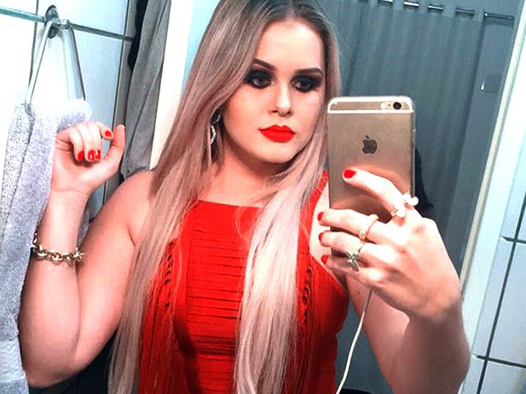 A prefeita afastada do município maranhense de Bom jardim, Lidiane Leite, se entregou à Polícia Federal nesta segunda-feira após 39 dias foragida; ela era procurada desde o último dia 20 de agosto, quando a PF deflagrou a Operação Éden para apurar denúncias de desvios estimados em R$ 1 milhão nos recursos destinados à educação; Lidiane ficou conhecida no País após exibir a vida de alto padrão que levava em uma cidade com um dos menores IDHs do Brasil (Foto: Paulo Emílio) A prefeita afastada do município maranhense de Bom jardim, Lidiane Leite, se entregou à Polícia Federal nesta segunda-feira após 39 dias foragida; ela era procurada desde o último dia 20 de agosto, quando a PF deflagrou a Operação Éden para apurar denúncias de desvios estimados em R$ 1 milhão nos recursos destinados à educação; Lidiane ficou conhecida no País após exibir a vida de alto padrão que levava em uma cidade com um dos menores IDHs do Brasil