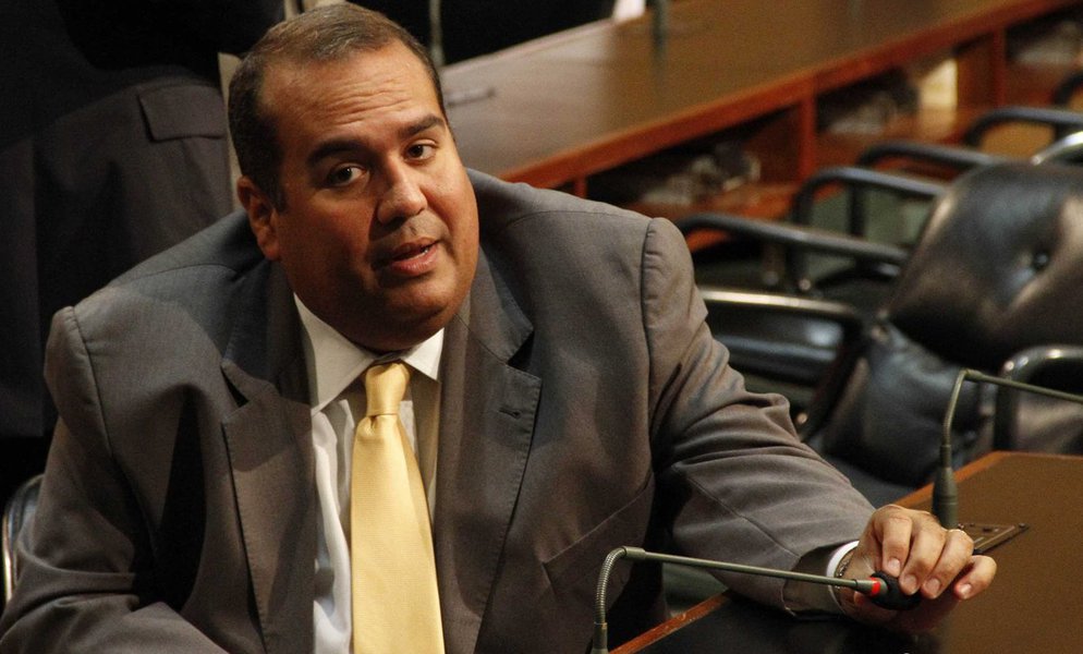 Causou 'estranheza' aos deputados da oposição na Assembleia Legislativa da Bahia a declaração do governador Rui Costa de que a crise na construção civil é causada por causa do reajuste no IPTU feito pelo prefeito ACM Neto; o líder da minoria, deputado Sandro Régis, do DEM, se disse "perplexo" e afirmou que "Rui Costa parece não se dar conta de que o modelo petista de governar afundou o País numa das piores crises de sua história, afetando gravemente todos os setores produtivos"; para o líder da oposição, "Rui Costa tenta empanar o brilho da administração de ACM Neto, reconhecido como o melhor prefeito do País" (Foto: Romulo Faro) Causou 'estranheza' aos deputados da oposição na Assembleia Legislativa da Bahia a declaração do governador Rui Costa de que a crise na construção civil é causada por causa do reajuste no IPTU feito pelo prefeito ACM Neto; o líder da minoria, deputado Sandro Régis, do DEM, se disse "perplexo" e afirmou que "Rui Costa parece não se dar conta de que o modelo petista de governar afundou o País numa das piores crises de sua história, afetando gravemente todos os setores produtivos"; para o líder da oposição, "Rui Costa tenta empanar o brilho da administração de ACM Neto, reconhecido como o melhor prefeito do País"