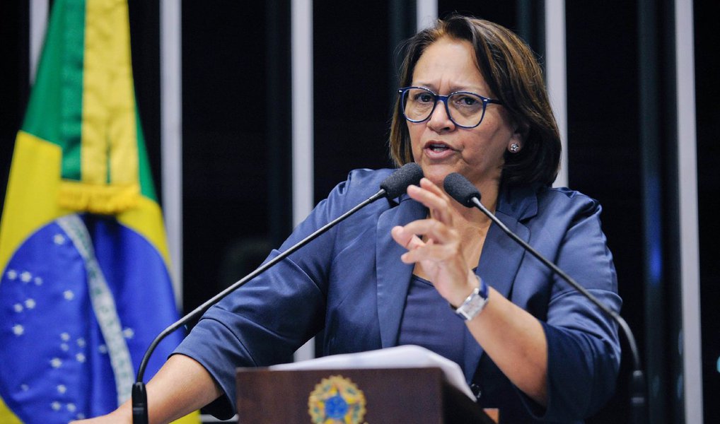 A senadora Fátima Bezerra (PT-RN) registrou, em discurso, manifesto apresentado nesta terça (22) pelo Movimento Coalizão pela Reforma Política Democrática e Eleições Limpas, pedindo à presidente Dilma para vetar o financiamento empresarial de campanha; o movimento Coalizão é formado por mais de cem entidades civis, como a Ordem dos Advogados do Brasil (OAB) e a Conferência Nacional dos Bispos do Brasil (CNBB); para a senadora, a decisão do Supremo sobre a inconstitucionalidade do financiamento empresarial de campanhas políticas representa “um importante passo para moralizar a política no país, dificultando cada vez mais a ação de corruptos e corruptores no Brasil” (Foto: Valter Lima) A senadora Fátima Bezerra (PT-RN) registrou, em discurso, manifesto apresentado nesta terça (22) pelo Movimento Coalizão pela Reforma Política Democrática e Eleições Limpas, pedindo à presidente Dilma para vetar o financiamento empresarial de campanha; o movimento Coalizão é formado por mais de cem entidades civis, como a Ordem dos Advogados do Brasil (OAB) e a Conferência Nacional dos Bispos do Brasil (CNBB); para a senadora, a decisão do Supremo sobre a inconstitucionalidade do financiamento empresarial de campanhas políticas representa “um importante passo para moralizar a política no país, dificultando cada vez mais a ação de corruptos e corruptores no Brasil”