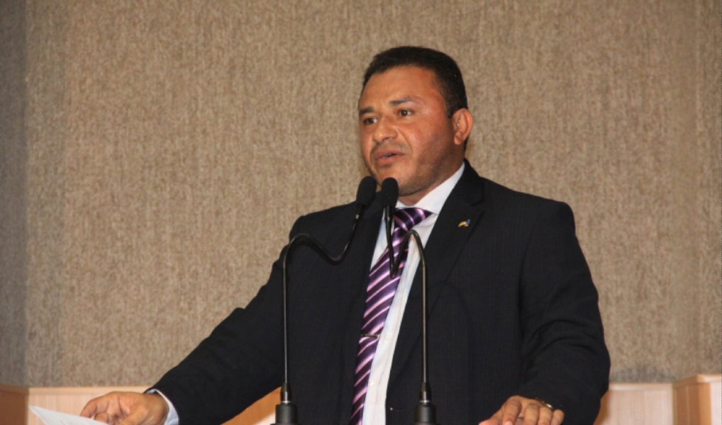 O vereador Adriano Oliveira (PSDB) cobrou nesta quinta (10) dos gestores públicos em Sergipe mais compromisso com os seus servidores; ele lamentou que os salários estejam, constantemente, sendo atrasado por 10 dias, todos os meses, e reforça que é necessário fazer um esforço para que eles consigam pagar seus rendimentos em dia; "Que se busque medidas emergenciais para manter os salários em dia. Muitos estão pagando juros sem culpa. É preciso que o governador e os prefeitos possam ter uma atenção especial. A gente torce e espera que, em 2016, Estado e municípios consigam pagar os salários dos servidores em dia. Pelo menos isso! Sou trabalhador e sei o quanto é angustiante você ver o seu salário atrasar e as contas chegarem”, disse (Foto: Valter Lima) O vereador Adriano Oliveira (PSDB) cobrou nesta quinta (10) dos gestores públicos em Sergipe mais compromisso com os seus servidores; ele lamentou que os salários estejam, constantemente, sendo atrasado por 10 dias, todos os meses, e reforça que é necessário fazer um esforço para que eles consigam pagar seus rendimentos em dia; "Que se busque medidas emergenciais para manter os salários em dia. Muitos estão pagando juros sem culpa. É preciso que o governador e os prefeitos possam ter uma atenção especial. A gente torce e espera que, em 2016, Estado e municípios consigam pagar os salários dos servidores em dia. Pelo menos isso! Sou trabalhador e sei o quanto é angustiante você ver o seu salário atrasar e as contas chegarem”, disse