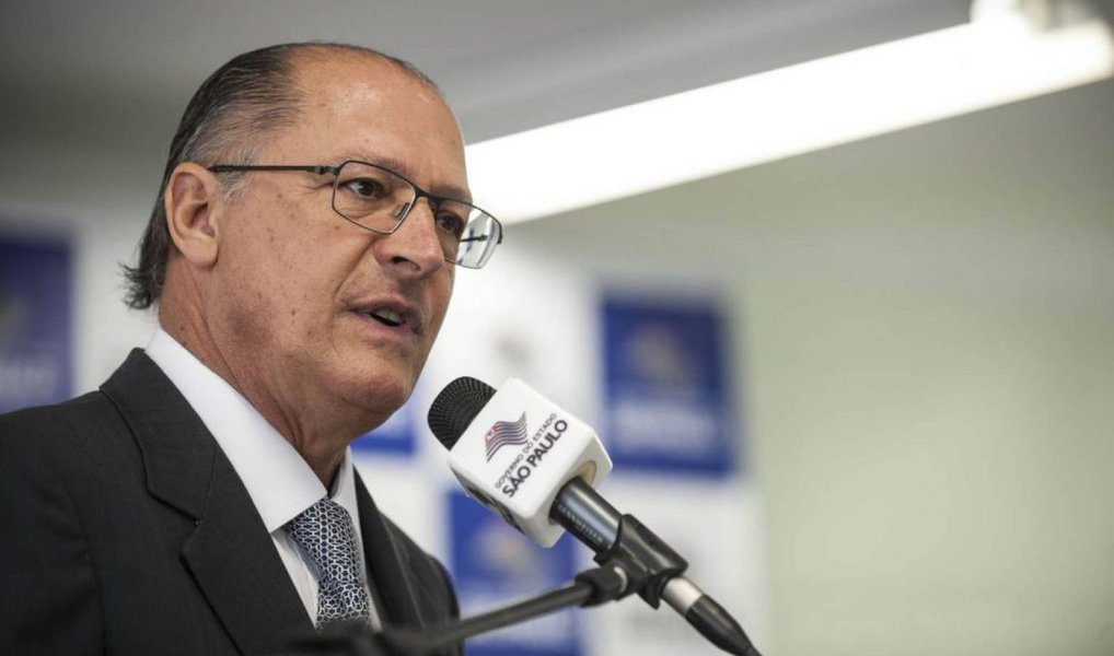 Premiado pela Câmara dos Deputados pelo trabalho na Sabesp e na Secretaria de Saneamento e Recursos Hídricos, mesmo com São Paulo em crise hídrica, o governador Geraldo Alckmin (PSDB) afirmou que o prêmio, "modéstia à parte, é merecido" e destacou a importância da participação da população para enfrentar a situação; "O prêmio não é para mim, mas para toda a população de São Paulo, e ao esforço feito pela Secretaria de Recursos Hídricos e pela Sabesp", disse; o responsável pela indicação de Alckmin foi João Paulo Papa (PSDB-SP) (Foto: Valter Lima) Premiado pela Câmara dos Deputados pelo trabalho na Sabesp e na Secretaria de Saneamento e Recursos Hídricos, mesmo com São Paulo em crise hídrica, o governador Geraldo Alckmin (PSDB) afirmou que o prêmio, "modéstia à parte, é merecido" e destacou a importância da participação da população para enfrentar a situação; "O prêmio não é para mim, mas para toda a população de São Paulo, e ao esforço feito pela Secretaria de Recursos Hídricos e pela Sabesp", disse; o responsável pela indicação de Alckmin foi João Paulo Papa (PSDB-SP)