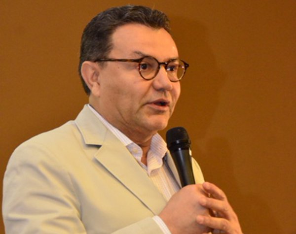 Os órfãos de Eduardo Campos ainda não decidiram de que lado da história querem ficar. Rachado em relação ao processo de impeachment da presidente Dilma Rousseff, o PSB reúne o diretório nacional para oficializar uma posição na quinta-feira, dia 17. A inexpressividade das manifestações de domingo pode afastar o partido do movimento pela deposição de Dilma. Os três governadores, Rodrigo Rollemberg, Paulo Câmara e Ricardo Coutinho, já se manifestaram contra o impeachment. O presidente da legenda, Carlos Siqueira, não externou sua posição (Foto: Tereza Cruvinel) Os órfãos de Eduardo Campos ainda não decidiram de que lado da história querem ficar. Rachado em relação ao processo de impeachment da presidente Dilma Rousseff, o PSB reúne o diretório nacional para oficializar uma posição na quinta-feira, dia 17. A inexpressividade das manifestações de domingo pode afastar o partido do movimento pela deposição de Dilma. Os três governadores, Rodrigo Rollemberg, Paulo Câmara e Ricardo Coutinho, já se manifestaram contra o impeachment. O presidente da legenda, Carlos Siqueira, não externou sua posição