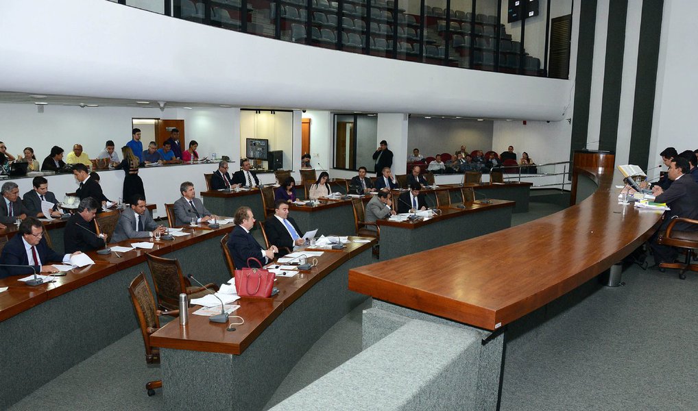 Deputados aprovaram na noite dessa terça-feira, dia 29, o pacote de medidas enviadas pelo Executivo para a Assembleia Legislativa que visam ao aumento da arrecadação e ao equilíbrio das contas do Estado; de acordo com as matérias aprovadas, haverá aumento do ICMS, que passará de 25% para 27% na circulação de alguns produtos; de 7% para 12% nas saídas de produtos comestíveis, bovinos, bufalinos e suínos, arroz e de derivados do leite; de 10% para 12% nos serviços de transporte aquaviário; de 5% para 7% nos serviços de transportes rodoviários de passageiros; de 17% para 18% nas operações internas com bebidas; novas alíquotas entram em vigor no primeiro dia de 2016 (Foto: Aquiles Lins) Deputados aprovaram na noite dessa terça-feira, dia 29, o pacote de medidas enviadas pelo Executivo para a Assembleia Legislativa que visam ao aumento da arrecadação e ao equilíbrio das contas do Estado; de acordo com as matérias aprovadas, haverá aumento do ICMS, que passará de 25% para 27% na circulação de alguns produtos; de 7% para 12% nas saídas de produtos comestíveis, bovinos, bufalinos e suínos, arroz e de derivados do leite; de 10% para 12% nos serviços de transporte aquaviário; de 5% para 7% nos serviços de transportes rodoviários de passageiros; de 17% para 18% nas operações internas com bebidas; novas alíquotas entram em vigor no primeiro dia de 2016