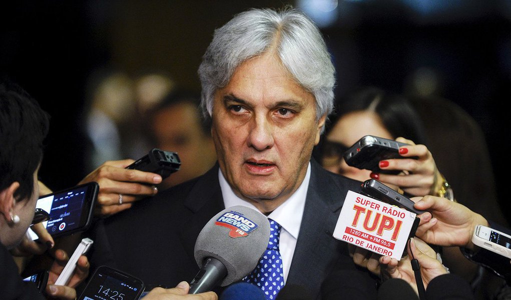 O próximo passo após a manutenção da prisão do senador Delcídio Amaral (PT-MS) pelo Senado deverá ser a abertura de processo de cassação contra ele no Conselho de Ética da Casa; em razão da boa relação que Delcídio mantinha com colegas tanto governistas quanto de oposição, a opção, deverá ser a de esperar que a Mesa Diretora do Senado oficie o conselho sobre o assunto; de acordo com o líder do PSDB no Senado, Cássio Cunha Lima (PB), esse seria o melhor caminho por uma questão de “economia processual” (Foto: Valter Lima) O próximo passo após a manutenção da prisão do senador Delcídio Amaral (PT-MS) pelo Senado deverá ser a abertura de processo de cassação contra ele no Conselho de Ética da Casa; em razão da boa relação que Delcídio mantinha com colegas tanto governistas quanto de oposição, a opção, deverá ser a de esperar que a Mesa Diretora do Senado oficie o conselho sobre o assunto; de acordo com o líder do PSDB no Senado, Cássio Cunha Lima (PB), esse seria o melhor caminho por uma questão de “economia processual”