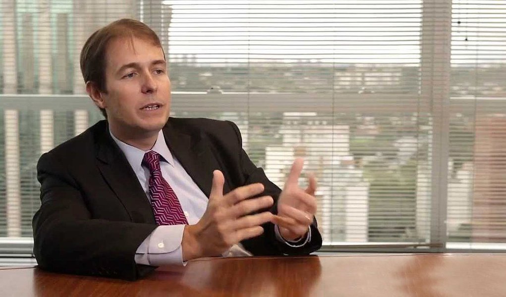 Ex-presidente do Goldman Sachs no Brasil e do Citigroup na América Latina, Ricardo Lacerda, afirma ainda que os investidores estrangeiros estão perplexos com o governo e que o rebaixamento por outras agências de risco é inevitável: "Os empresários estão com medo de quebrar, e os trabalhadores, com medo de perder emprego. Esse sentimento negativo reverbera mundo afora e afeta nossa credibilidade com o investidor estrangeiro", acrescenta ele, que fundou seu banco de investimento, BR Partners, em 2009, fez mais de 90 operações, ultrapassando R$ 70 bilhões (Foto: Roberta Namour) Ex-presidente do Goldman Sachs no Brasil e do Citigroup na América Latina, Ricardo Lacerda, afirma ainda que os investidores estrangeiros estão perplexos com o governo e que o rebaixamento por outras agências de risco é inevitável: "Os empresários estão com medo de quebrar, e os trabalhadores, com medo de perder emprego. Esse sentimento negativo reverbera mundo afora e afeta nossa credibilidade com o investidor estrangeiro", acrescenta ele, que fundou seu banco de investimento, BR Partners, em 2009, fez mais de 90 operações, ultrapassando R$ 70 bilhões