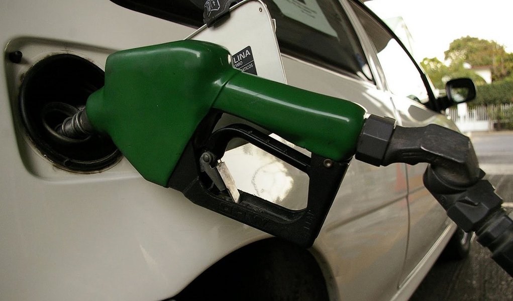 De acordo com previsão do Sindicato do Comércio Varejista e Derivados do Petróleo no Estado de Alagoas (Sindicombustíveis-AL), com o aumento dos combustíveis nas refinarias, os motoristas de Alagoas devem pagar, em média, R$ 0,20 a mais pelo preço do litro da gasolina; aumento ainda não está sendo praticado diretamente nas bombas; o mercado alagoano ficou surpreso com o novo reajuste porque não havia especulação nas distribuidoras e na imprensa (Foto: Voney Malta) De acordo com previsão do Sindicato do Comércio Varejista e Derivados do Petróleo no Estado de Alagoas (Sindicombustíveis-AL), com o aumento dos combustíveis nas refinarias, os motoristas de Alagoas devem pagar, em média, R$ 0,20 a mais pelo preço do litro da gasolina; aumento ainda não está sendo praticado diretamente nas bombas; o mercado alagoano ficou surpreso com o novo reajuste porque não havia especulação nas distribuidoras e na imprensa