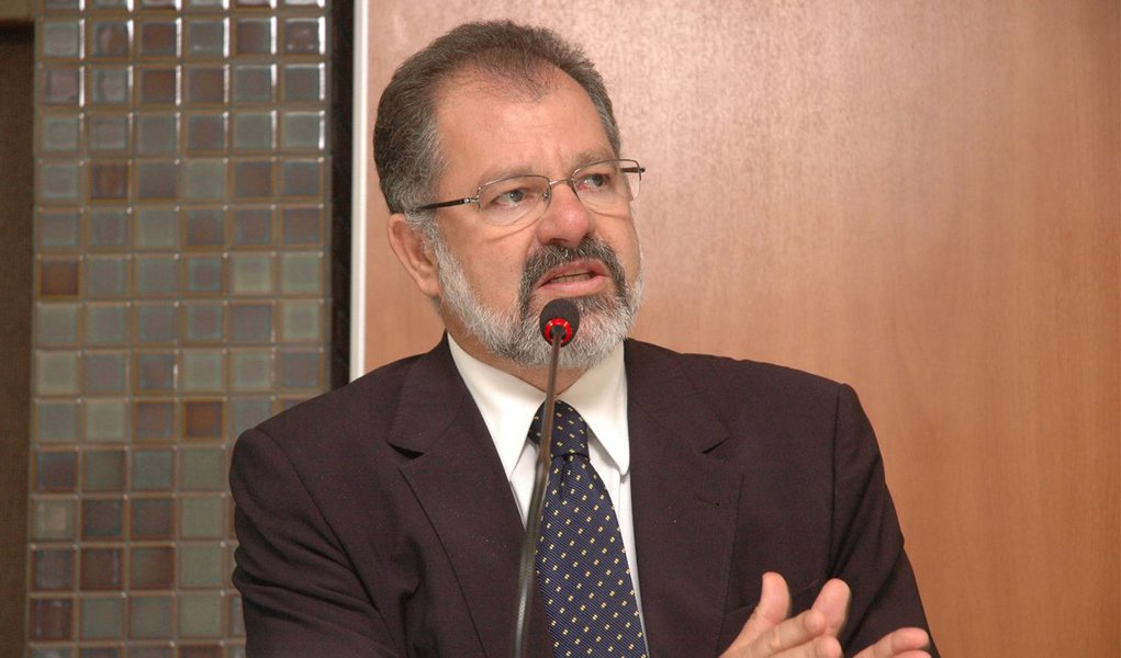 O Supremo Tribunal Federal (STF) deu prazo de 15 dias ao presidente da Assembleia Legislativa da Bahia (ALBA), Marcelo Nilo, para que ele responda aos questionamentos apresentados pelo PSOL sobre seus cinco mandatos consecutivos no comando do parlamento; o PSOL ajuizou no Supremo uma ação direta de inconstitucionalidade com pedido de liminar contra dispositivos da Constituição da Bahia que permitem a recondução de membros da Mesa da Assembleia Legislativa para o cargo ininterruptamente; desde 2007 Nilo é reconduzido e completará 10 anos no cargo em 2016; e ele já ensaia sua candidatura para a sexto mandato (Foto: Romulo Faro) O Supremo Tribunal Federal (STF) deu prazo de 15 dias ao presidente da Assembleia Legislativa da Bahia (ALBA), Marcelo Nilo, para que ele responda aos questionamentos apresentados pelo PSOL sobre seus cinco mandatos consecutivos no comando do parlamento; o PSOL ajuizou no Supremo uma ação direta de inconstitucionalidade com pedido de liminar contra dispositivos da Constituição da Bahia que permitem a recondução de membros da Mesa da Assembleia Legislativa para o cargo ininterruptamente; desde 2007 Nilo é reconduzido e completará 10 anos no cargo em 2016; e ele já ensaia sua candidatura para a sexto mandato