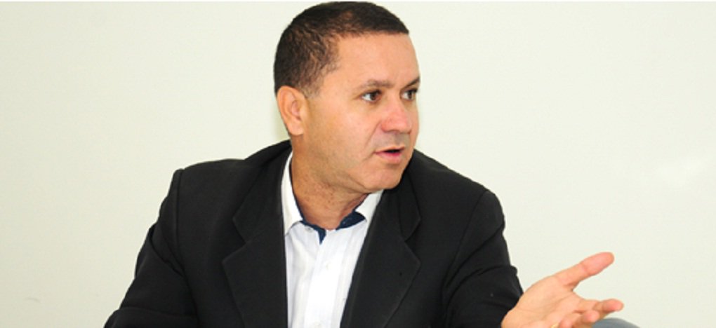 Diretor do Foro de Goiânia, juiz Wilson da Silva Dias, determinou que a expedição da 1ª via das certidões de óbito deve ser gratuita nos cartórios civis da capital; magistrado encaminhou despacho à Corregedoria-Geral de Justiça do Estado de Goiás (CGJGO) solicitando que seja reconhecida a repercussão geral do ato e, assim, a estenda para os demais municípios goianos; entendimento foi dado mediante representação de um cidadão que precisou pagar a taxa de R$ 33,29 para ter o documento oficial que atestou a morte de seu avô (Foto: José Barbacena) Diretor do Foro de Goiânia, juiz Wilson da Silva Dias, determinou que a expedição da 1ª via das certidões de óbito deve ser gratuita nos cartórios civis da capital; magistrado encaminhou despacho à Corregedoria-Geral de Justiça do Estado de Goiás (CGJGO) solicitando que seja reconhecida a repercussão geral do ato e, assim, a estenda para os demais municípios goianos; entendimento foi dado mediante representação de um cidadão que precisou pagar a taxa de R$ 33,29 para ter o documento oficial que atestou a morte de seu avô