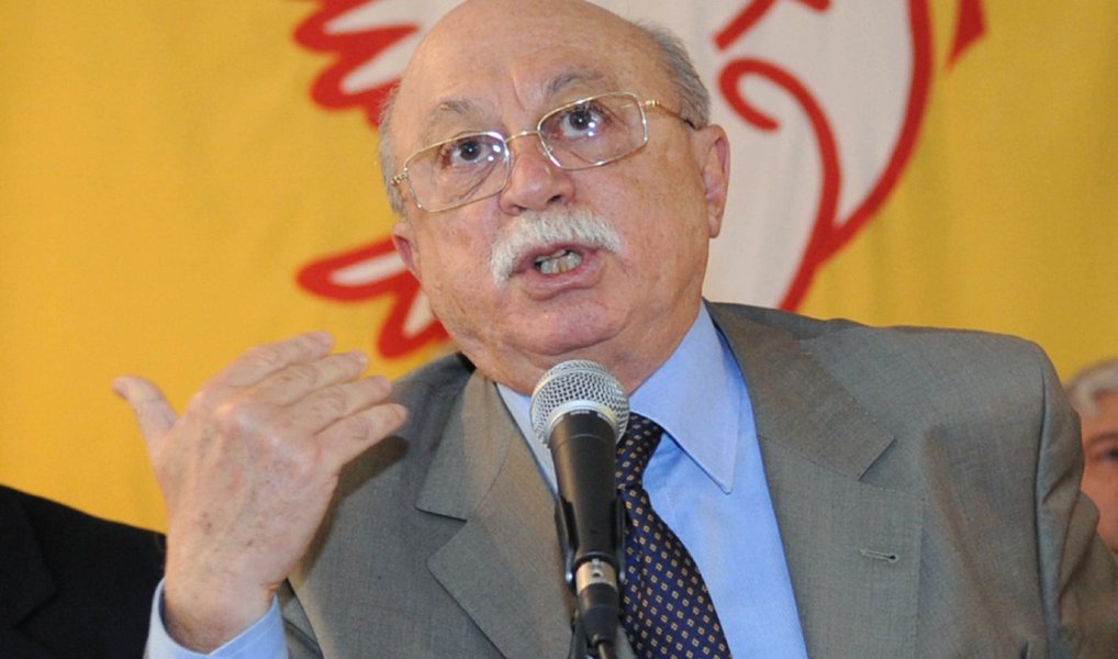 Ex-presidente nacional do PSB, Roberto Amaral, disse que a nova posição do partido é "mais correta do que de uma independência fraudulenta"; "O PSB, desde outubro de 2014, joga no campo da direita. Portanto, um partido que joga no campo da direita tem que estar aliado ao PPS, não pode ter independência", afirmou; para Amaral, o PSB passa por uma crise de valores; "Você vê pelo argumento desse rapaz (Carlos Siqueira). Não é porque o governo é ruim ou não é (que o partido está prestes a assumir a oposição), mas com essa declaração (de que o governo está moribundo) mostra que é uma crise ética”, avaliou (Foto: Valter Lima) Ex-presidente nacional do PSB, Roberto Amaral, disse que a nova posição do partido é "mais correta do que de uma independência fraudulenta"; "O PSB, desde outubro de 2014, joga no campo da direita. Portanto, um partido que joga no campo da direita tem que estar aliado ao PPS, não pode ter independência", afirmou; para Amaral, o PSB passa por uma crise de valores; "Você vê pelo argumento desse rapaz (Carlos Siqueira). Não é porque o governo é ruim ou não é (que o partido está prestes a assumir a oposição), mas com essa declaração (de que o governo está moribundo) mostra que é uma crise ética”, avaliou