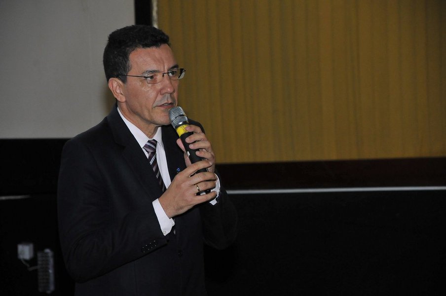 Ex-reitor da Universidade Federal de Goiás, Edward é visto como nome forte para candidatura em 2016; candidato a deputado federal em 2014, sem qualquer apoio do partido, obteve 58.865 votos; imagem de Madureira na sociedade é de um gestor eficiente que levou a UFG a novo patamar, com vultosos investimentos em infraestrutura; deputados Luis Cesar Bueno e Adriana Accorsi também são nomes cogitados para o pleito; PT continua sem decidir se mantém aliança com PMDB ou se lança candidatura própria; aliança estadual do partido de Iris Rezende com o DEM, capitaneado por Ronaldo Caiado, dificulta as negociações (Foto: Realle Palazzo-Martini) Ex-reitor da Universidade Federal de Goiás, Edward é visto como nome forte para candidatura em 2016; candidato a deputado federal em 2014, sem qualquer apoio do partido, obteve 58.865 votos; imagem de Madureira na sociedade é de um gestor eficiente que levou a UFG a novo patamar, com vultosos investimentos em infraestrutura; deputados Luis Cesar Bueno e Adriana Accorsi também são nomes cogitados para o pleito; PT continua sem decidir se mantém aliança com PMDB ou se lança candidatura própria; aliança estadual do partido de Iris Rezende com o DEM, capitaneado por Ronaldo Caiado, dificulta as negociações