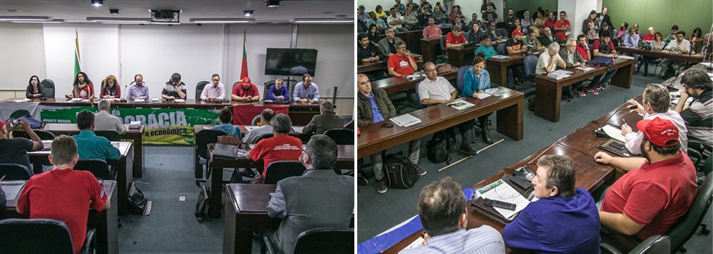 O ato de pré-lançamento da Frente Brasil Popular no Rio Grande do Sul, na Assembleia Legislativa, reuniu lideranças de movimentos sociais como MST, Via Campesina e Movimento de Luta pela Moradia, representantes de entidades estudantis como a UNE e de dois partidos políticos, PT e PC do B; a primeira manifestação pública da Frente ocorrerá no próximo sábado (3), para marcar o aniversário da Petrobras; as organizações que estão construindo a Frente no Estado esperam reunir mais de mil pessoas no Ato em defesa da democracia (contra o impeachment da presidente Dilma), de uma nova política econômica e dos direitos do povo brasileiro sobre o petróleo, que será realizado no Largo Glênio Peres (Foto: Leonardo Lucena) O ato de pré-lançamento da Frente Brasil Popular no Rio Grande do Sul, na Assembleia Legislativa, reuniu lideranças de movimentos sociais como MST, Via Campesina e Movimento de Luta pela Moradia, representantes de entidades estudantis como a UNE e de dois partidos políticos, PT e PC do B; a primeira manifestação pública da Frente ocorrerá no próximo sábado (3), para marcar o aniversário da Petrobras; as organizações que estão construindo a Frente no Estado esperam reunir mais de mil pessoas no Ato em defesa da democracia (contra o impeachment da presidente Dilma), de uma nova política econômica e dos direitos do povo brasileiro sobre o petróleo, que será realizado no Largo Glênio Peres