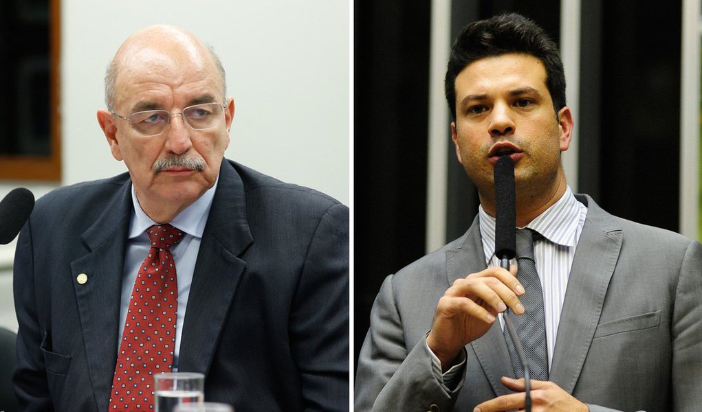Deputados da ala pró-impeachment do PMDB protocolaram na Mesa Diretora nesta quarta-feira 9 pedido com 34 assinaturas para que o deputado Leonardo Quintão (MG) assuma a vaga de líder da bancada; estopim foi a insatisfação do grupo com as indicações feitas por Leonardo Picciani para a comissão especial do impeachment; "Vai pagar o preço de não ter sido líder da bancada, mas do governo", disse Osmar Terra (PMDB-RS); Picciani minimizou o movimento contra ele; "Falar é uma coisa, fazer é outra. Tenho convicção de que não possuem votos para isso" (Foto: Leonardo Lucena) Deputados da ala pró-impeachment do PMDB protocolaram na Mesa Diretora nesta quarta-feira 9 pedido com 34 assinaturas para que o deputado Leonardo Quintão (MG) assuma a vaga de líder da bancada; estopim foi a insatisfação do grupo com as indicações feitas por Leonardo Picciani para a comissão especial do impeachment; "Vai pagar o preço de não ter sido líder da bancada, mas do governo", disse Osmar Terra (PMDB-RS); Picciani minimizou o movimento contra ele; "Falar é uma coisa, fazer é outra. Tenho convicção de que não possuem votos para isso"