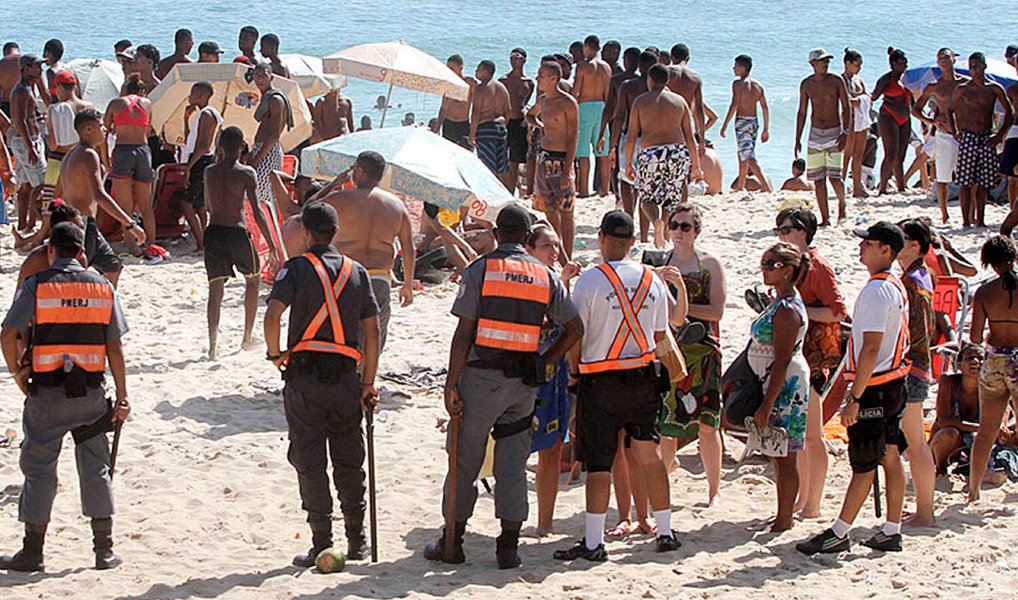 A Operação Verão nas praias do Rio foi antecipada para este fim de semana terá a participação de 700 policiais militares de vários batalhões e o apoio de uma unidade de comando móvel que ficará na Praia do Arpoador, em Ipanema; ela receberá, em tempo real, imagens transmitidas pelo helicóptero do Grupamento Aeromóvel a fim de agilizar o deslocamento das viaturas policiais para os locais das ocorrências; o helicóptero cobrirá desde a Praia de Botafogo, na zona sul, até a Praia do Recreio dos Bandeirantes, na zona oeste (Foto: Valter Lima) A Operação Verão nas praias do Rio foi antecipada para este fim de semana terá a participação de 700 policiais militares de vários batalhões e o apoio de uma unidade de comando móvel que ficará na Praia do Arpoador, em Ipanema; ela receberá, em tempo real, imagens transmitidas pelo helicóptero do Grupamento Aeromóvel a fim de agilizar o deslocamento das viaturas policiais para os locais das ocorrências; o helicóptero cobrirá desde a Praia de Botafogo, na zona sul, até a Praia do Recreio dos Bandeirantes, na zona oeste