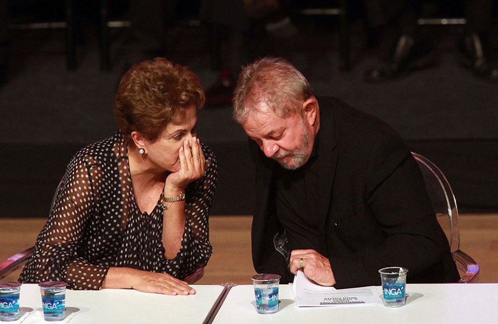 Ex-presidente Lula se reúne nesta quarta-feira, 23, com a presidente Dilma Rousseff para discutir os últimos detalhes da reforma ministerial, que deve ser anunciada nesta quinta-feira, 24; expectativa é que o ex-presidente ajude na interlocução com o PMDB, que negocia ficar com pelo menos cinco pastas da nova configuração estudada por Dilma; Lula deve almoçar com Dilma no Palácio do Alvorada (Foto: Aquiles Lins) Ex-presidente Lula se reúne nesta quarta-feira, 23, com a presidente Dilma Rousseff para discutir os últimos detalhes da reforma ministerial, que deve ser anunciada nesta quinta-feira, 24; expectativa é que o ex-presidente ajude na interlocução com o PMDB, que negocia ficar com pelo menos cinco pastas da nova configuração estudada por Dilma; Lula deve almoçar com Dilma no Palácio do Alvorada