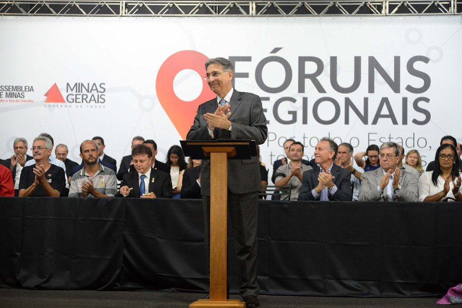 O governador Fernando Pimentel anunciou, em Uberaba, durante a instalação do Fórum Regional de Governo – Território do Triângulo Sul, investimentos nas áreas da saúde e educação e obras que beneficiarão a região, composta por 27 municípios; entre as ações estão a conclusão das obras do Hospital Regional de Uberaba e o repasse de recursos para tratamentos oncológicos; Pimentel definiu como prioridade a entrega das obras do Hospital Regional e anunciou o cofinanciamento de 25% do custeio do hospital, o que representa um repasse mensal de R$ 1,3 milhão pela Secretaria de Saúde (Foto: Romulo Faro) O governador Fernando Pimentel anunciou, em Uberaba, durante a instalação do Fórum Regional de Governo – Território do Triângulo Sul, investimentos nas áreas da saúde e educação e obras que beneficiarão a região, composta por 27 municípios; entre as ações estão a conclusão das obras do Hospital Regional de Uberaba e o repasse de recursos para tratamentos oncológicos; Pimentel definiu como prioridade a entrega das obras do Hospital Regional e anunciou o cofinanciamento de 25% do custeio do hospital, o que representa um repasse mensal de R$ 1,3 milhão pela Secretaria de Saúde