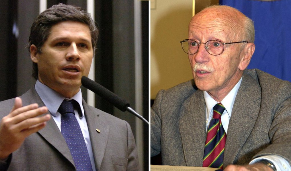 "O jurista e ex-deputado Hélio Bicudo está sendo instrumentalizado pelas 'novas vivandeiras', 'as vivandeiras dos tribunais', diz o deputado Paulo Teixeira (PT-SP), comparando os defensores do impeachment aos políticos que, entre as décadas de 1920 e 1930, procuravam os generais pedindo intervenção militar sempre que estavam insatisfeitos com a situação política", diz a colunista Tereza Cruvinel, que entrevistou o parlamentar; "Elas agora não vão aos quarteis mas provocam os tribunais superiores ou tentam se valer de ritos como o do impeachment para alcançar o poder que não conquistaram pelas urnas. Aproveito para recordar que ele foi do PT mas não é fundador do PT, ao contrário do que a mídia insiste em publicar", diz Teixeira; confira a íntegra da entrevista (Foto: Tereza Cruvinel) "O jurista e ex-deputado Hélio Bicudo está sendo instrumentalizado pelas 'novas vivandeiras', 'as vivandeiras dos tribunais', diz o deputado Paulo Teixeira (PT-SP), comparando os defensores do impeachment aos políticos que, entre as décadas de 1920 e 1930, procuravam os generais pedindo intervenção militar sempre que estavam insatisfeitos com a situação política", diz a colunista Tereza Cruvinel, que entrevistou o parlamentar; "Elas agora não vão aos quarteis mas provocam os tribunais superiores ou tentam se valer de ritos como o do impeachment para alcançar o poder que não conquistaram pelas urnas. Aproveito para recordar que ele foi do PT mas não é fundador do PT, ao contrário do que a mídia insiste em publicar", diz Teixeira; confira a íntegra da entrevista