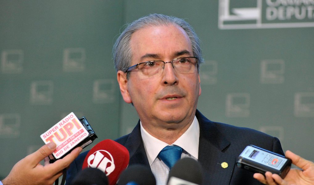 "Não vou falar sobre essa coisa. É com o meu o advogado. É coisa muito antiga e não tenho nem memória disso", disse o presidente da Câmara dos Deputados, Eduardo Cunha (PMDB-RJ), sobre a denúncia de que teria se beneficiado de operações irregulares envolvendo o fundo de pensão da companhia de água e esgoto do Rio de Janeiro, a Cedae; Cunha é suspeito de ter obtido lucro indevido de R$ 900 mil em operações realizadas junto aos fundos de investimentos movimentados pela Prece, o fundo de pensão da Cedae, entre 2003 e 2006 (Foto: Paulo Emílio) "Não vou falar sobre essa coisa. É com o meu o advogado. É coisa muito antiga e não tenho nem memória disso", disse o presidente da Câmara dos Deputados, Eduardo Cunha (PMDB-RJ), sobre a denúncia de que teria se beneficiado de operações irregulares envolvendo o fundo de pensão da companhia de água e esgoto do Rio de Janeiro, a Cedae; Cunha é suspeito de ter obtido lucro indevido de R$ 900 mil em operações realizadas junto aos fundos de investimentos movimentados pela Prece, o fundo de pensão da Cedae, entre 2003 e 2006