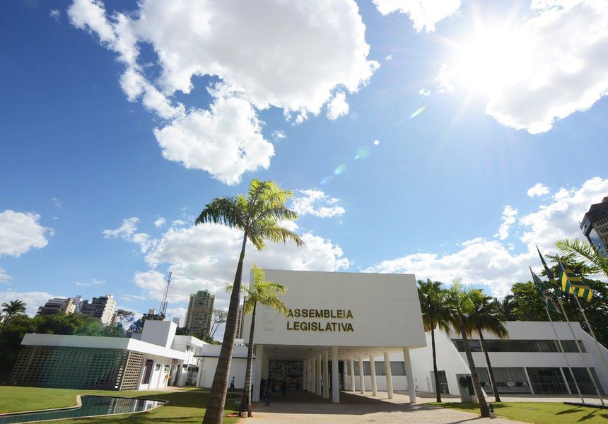 Nesta primeira fase serão chamados 30% do total aprovado em concurso público realizado em maio; serão chamados aprovados para preenchimento de vagas para os cargos de nível superior e de procurador; candidato terá 30 dias para tomar posse, com a devida apresentação; presidente Helio de Sousa esclarece que o chamamento dos aprovados para os cargos de nível médio depende da UFG, entidade que aplicou o concurso, uma vez que houve recomendação do Ministério Público para que fosse feita a reclassificação; confira a lista de aprovados (Foto: Realle Palazzo-Martini) Nesta primeira fase serão chamados 30% do total aprovado em concurso público realizado em maio; serão chamados aprovados para preenchimento de vagas para os cargos de nível superior e de procurador; candidato terá 30 dias para tomar posse, com a devida apresentação; presidente Helio de Sousa esclarece que o chamamento dos aprovados para os cargos de nível médio depende da UFG, entidade que aplicou o concurso, uma vez que houve recomendação do Ministério Público para que fosse feita a reclassificação; confira a lista de aprovados