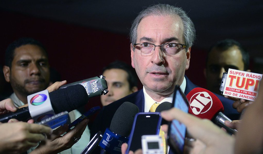 Presidente da Câmara, Eduardo Cunha (PMDB-RJ), disse que a distribuição de cargos para o PMDB não conseguirá resolver os problemas que a presidente Dilma Roussef enfrenta no Congresso Nacional; “Continuo defendendo que o PMDB saia do governo, que não ocupe cargos. Da minha parte eu simplesmente ignoro o que está acontecendo com a reforma, não tenho ingerência e nem quero ter. Essa tentativa de reintroduzir o PMDB no projeto, uma tentativa através de cargos públicos, não é a melhor forma de fazer. Mais ocupação de cargos ou menos ocupação de cargos jamais vai resolver as divergências de base que existiam", afirmou (Foto: Paulo Emílio) Presidente da Câmara, Eduardo Cunha (PMDB-RJ), disse que a distribuição de cargos para o PMDB não conseguirá resolver os problemas que a presidente Dilma Roussef enfrenta no Congresso Nacional; “Continuo defendendo que o PMDB saia do governo, que não ocupe cargos. Da minha parte eu simplesmente ignoro o que está acontecendo com a reforma, não tenho ingerência e nem quero ter. Essa tentativa de reintroduzir o PMDB no projeto, uma tentativa através de cargos públicos, não é a melhor forma de fazer. Mais ocupação de cargos ou menos ocupação de cargos jamais vai resolver as divergências de base que existiam", afirmou