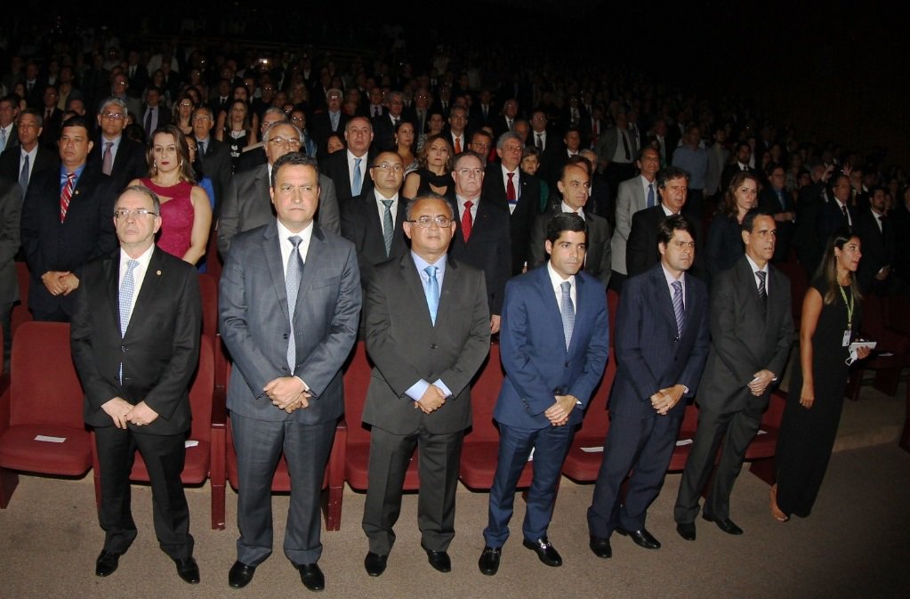 Em discurso no Encontro Nacional da Indústria da Construção, que acontece em Salvador, o governador Rui Costa criticou o prefeito ACM Neto pelo reajuste que o democrata fez no IPTU logo no primeiro ano de sua gestão; Rui culpou também a cobrança antecipada do ITIV pela crise no setor da construção civil na capital; "Não vou fazer discurso para arrancar aplauso porque cada um busca a solução do seu problema imediato. Talvez, a construção civil de Salvador tivesse melhor se não tivesse tido um aumento de IPTU de 1.000%. Talvez não tivesse pior se cada proprietário, ao comprar o apartamento, não tivesse que pagar antecipado o ITIV mesmo que o apartamento não esteja pronto. É o maior aumento da história de IPTU da cidade, coisa que a cidade nunca viu", disse o governador (Foto: Romulo Faro) Em discurso no Encontro Nacional da Indústria da Construção, que acontece em Salvador, o governador Rui Costa criticou o prefeito ACM Neto pelo reajuste que o democrata fez no IPTU logo no primeiro ano de sua gestão; Rui culpou também a cobrança antecipada do ITIV pela crise no setor da construção civil na capital; "Não vou fazer discurso para arrancar aplauso porque cada um busca a solução do seu problema imediato. Talvez, a construção civil de Salvador tivesse melhor se não tivesse tido um aumento de IPTU de 1.000%. Talvez não tivesse pior se cada proprietário, ao comprar o apartamento, não tivesse que pagar antecipado o ITIV mesmo que o apartamento não esteja pronto. É o maior aumento da história de IPTU da cidade, coisa que a cidade nunca viu", disse o governador