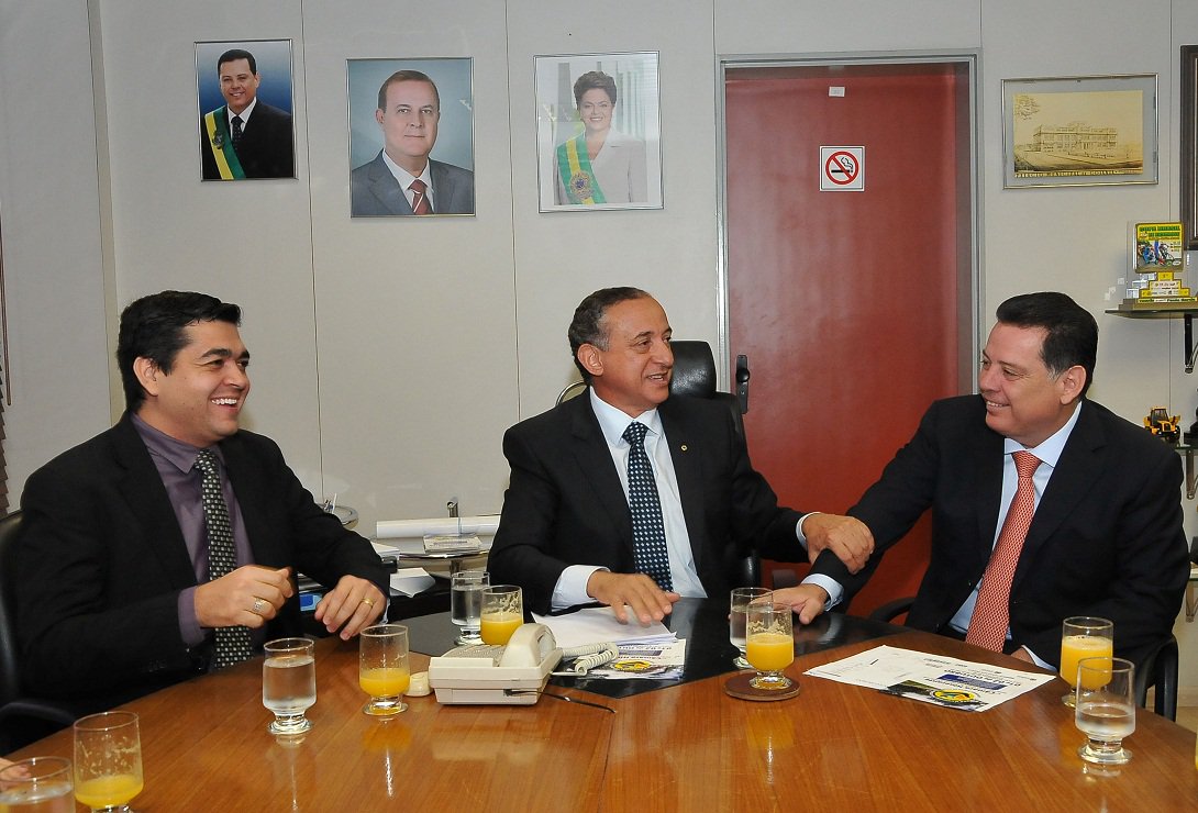 Governador visitou o prefeito interino de Goiânia, vereador Anselmo Pereira (PSDB), na manhã desta quarta-feira, e falou da importância da parceria do governo estadual com a prefeitura para obras na Capital; "Vamos continuar com o propósito de colocar Goiânia em primeiro plano. E também reforçaremos a necessidade dessa parceria com o governo de Goiás para darmos andamento às obras na Capital"; prefeito Paulo Garcia (PT) participa de evento sobre sustentabilidade nos Estados Unidos (Foto: José Barbacena) Governador visitou o prefeito interino de Goiânia, vereador Anselmo Pereira (PSDB), na manhã desta quarta-feira, e falou da importância da parceria do governo estadual com a prefeitura para obras na Capital; "Vamos continuar com o propósito de colocar Goiânia em primeiro plano. E também reforçaremos a necessidade dessa parceria com o governo de Goiás para darmos andamento às obras na Capital"; prefeito Paulo Garcia (PT) participa de evento sobre sustentabilidade nos Estados Unidos