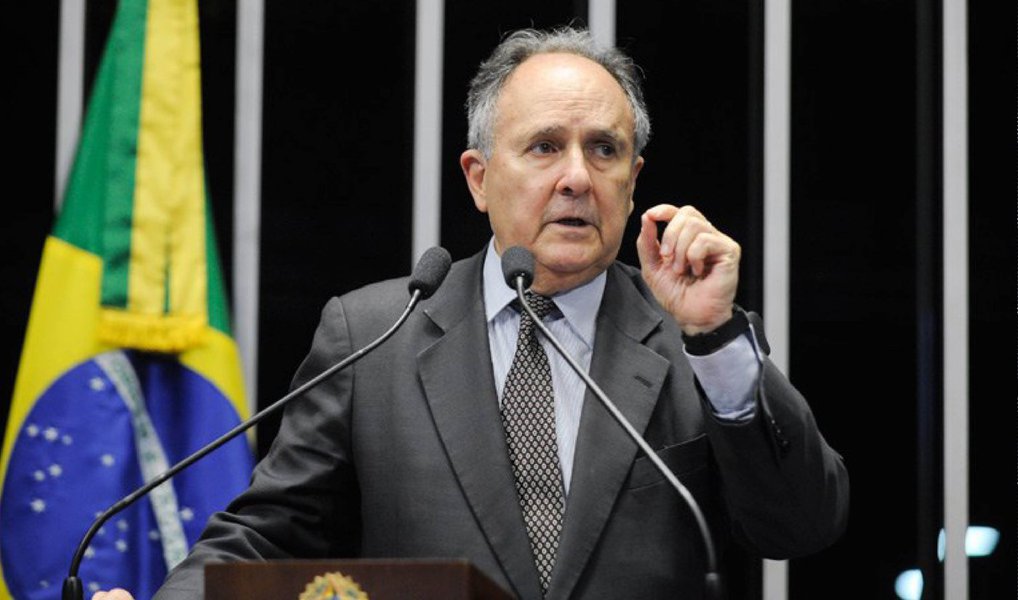 Para o senador, está cada dia mais difícil acreditar que a presidente Dilma Rousseff vai reerguer seu governo e terminar o mandato; "É lamentável, mas eu começo a achar que a gente precisa se preparar para isso. Porque a presidente não parece ter o interesse necessário em fazer os gestos, as ações que tragam para ela a necessária credibilidade", discursou Cristovam Buarque (PDT-DF) em plenário (Foto: Gisele Federicce) Para o senador, está cada dia mais difícil acreditar que a presidente Dilma Rousseff vai reerguer seu governo e terminar o mandato; "É lamentável, mas eu começo a achar que a gente precisa se preparar para isso. Porque a presidente não parece ter o interesse necessário em fazer os gestos, as ações que tragam para ela a necessária credibilidade", discursou Cristovam Buarque (PDT-DF) em plenário