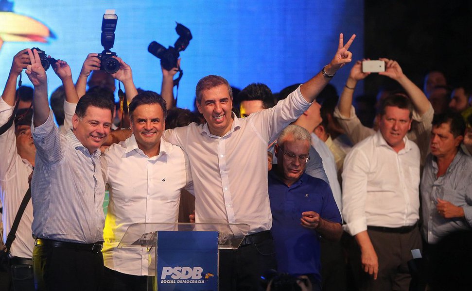 Com as novas filiações de quinta-feira, sobe para 81 os municípios goianos administrados por prefeitos tucanos; ao todo, sigla recebeu mais de 500 filiações; vice-governador José Eliton filiou-se ao partido e encaminha sua candidatura ao governo em 2018; "O PSDB vive um extraordinário momento porque cada vez mais a população brasileira percebe que somos a principal alternativa hoje no Brasil para colocar fim a este ciclo perverso do governo do PT, que tantos males vem trazendo aos brasileiros", afirmou Aécio Neves (Foto: Realle Palazzo-Martini) Com as novas filiações de quinta-feira, sobe para 81 os municípios goianos administrados por prefeitos tucanos; ao todo, sigla recebeu mais de 500 filiações; vice-governador José Eliton filiou-se ao partido e encaminha sua candidatura ao governo em 2018; "O PSDB vive um extraordinário momento porque cada vez mais a população brasileira percebe que somos a principal alternativa hoje no Brasil para colocar fim a este ciclo perverso do governo do PT, que tantos males vem trazendo aos brasileiros", afirmou Aécio Neves
