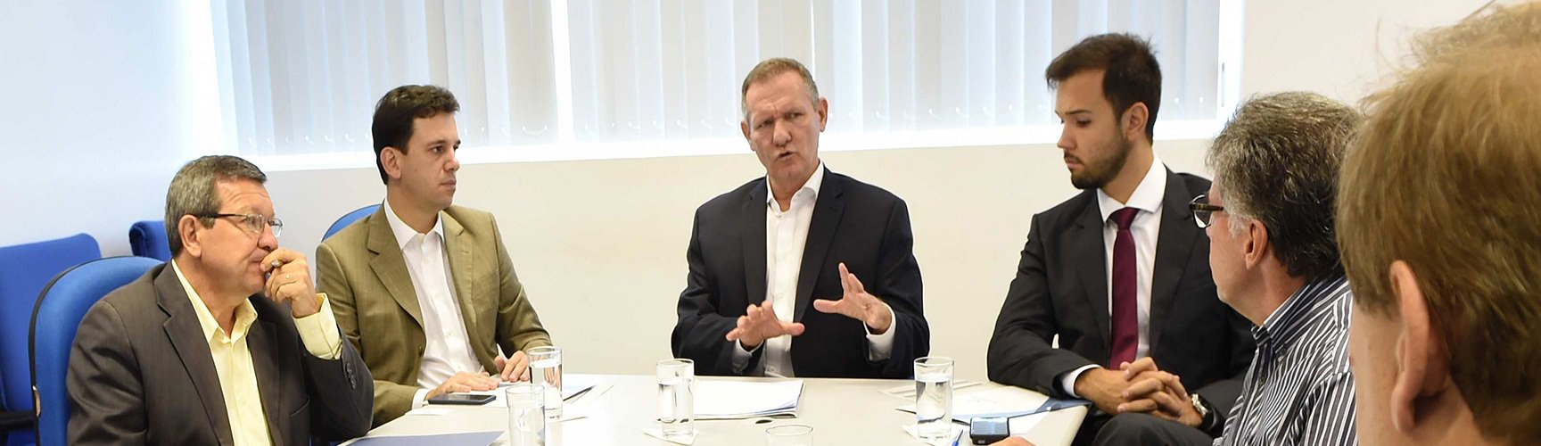Representantes dos governos de Minas Gerais e do Espírito Santo e prefeitos dos municípios capixabas impactados pelo rompimento da barragem da Samarco, em Mariana, se reuniram em Vitória para discutir elaboração de projetos de recuperação do rio Doce e das cidades afetadas pelo desastre; objetivo do encontro foi alinhar estratégias técnicas e jurídicas e articular novas ações de cooperação entre os dois estados, que assegurem a recuperação dos danos ambientais, sociais e humanos causados pelo rompimento da barragem (Foto: José Barbacena) Representantes dos governos de Minas Gerais e do Espírito Santo e prefeitos dos municípios capixabas impactados pelo rompimento da barragem da Samarco, em Mariana, se reuniram em Vitória para discutir elaboração de projetos de recuperação do rio Doce e das cidades afetadas pelo desastre; objetivo do encontro foi alinhar estratégias técnicas e jurídicas e articular novas ações de cooperação entre os dois estados, que assegurem a recuperação dos danos ambientais, sociais e humanos causados pelo rompimento da barragem