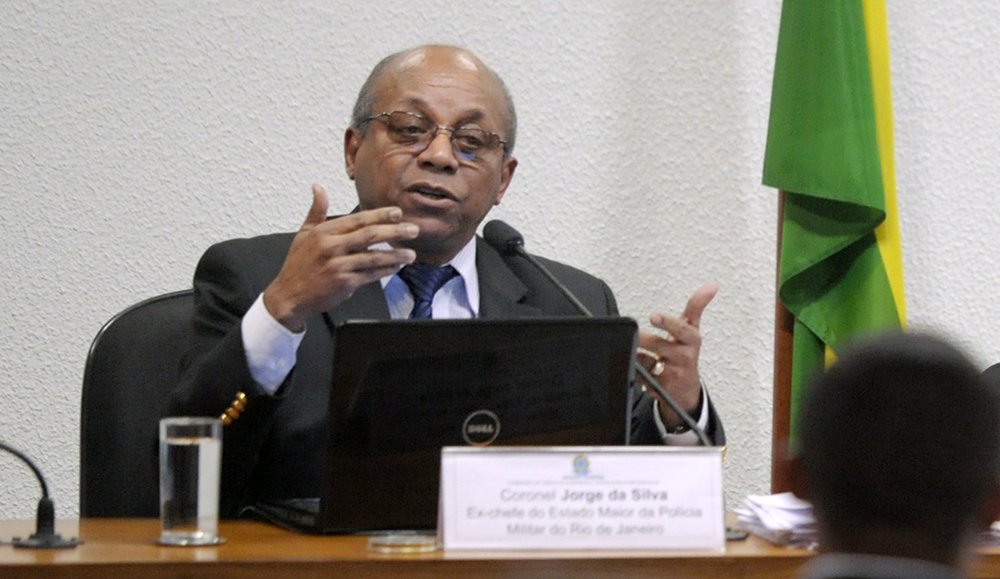 Ao comentar a prisão de cinco PMs acusados de forjar um auto de resistência - homicídio decorrente de intervenção policial - no Morro da Providência, região central do Rio, o ex-secretário de Direitos Humanos do estado Jorge da Silva sugeriu a criação de um controle civil da polícia, realizado por entidades da sociedade civil; "O problema que envolve os casos de pessoas executadas por policiais não é o auto de resistência, mas a investigação de um suposto crime cometido por policiais a cargo da própria polícia. Ela deve ajudar nas investigações, mas não deve se esgotar aí. Não devem ser feitas só por ela" (Foto: Leonardo Lucena) Ao comentar a prisão de cinco PMs acusados de forjar um auto de resistência - homicídio decorrente de intervenção policial - no Morro da Providência, região central do Rio, o ex-secretário de Direitos Humanos do estado Jorge da Silva sugeriu a criação de um controle civil da polícia, realizado por entidades da sociedade civil; "O problema que envolve os casos de pessoas executadas por policiais não é o auto de resistência, mas a investigação de um suposto crime cometido por policiais a cargo da própria polícia. Ela deve ajudar nas investigações, mas não deve se esgotar aí. Não devem ser feitas só por ela"