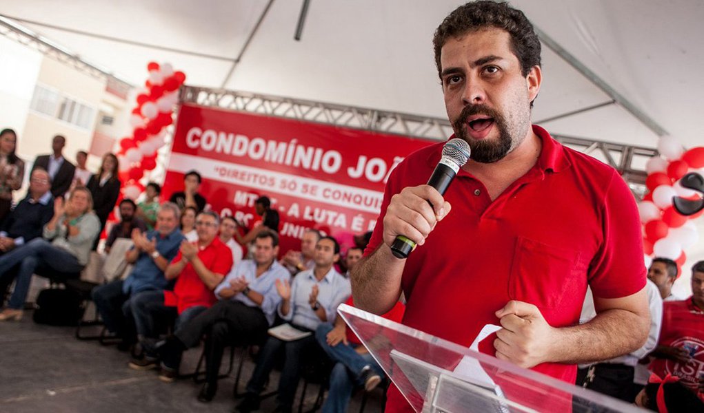 “As pessoas questionam por que o movimento sem-teto está envolvido na luta. Ora a pergunta não é porque o movimento social apoia, mas por que outros setores não estão apoiando? A educação é uma demanda do conjunto da sociedade e deveria ser um compromisso de todos os que pensam no futuro do Brasil”, disse o coordenador nacional do Movimento dos Trabalhadores Sem Teto, Guilherme Boulos (Foto: Roberta Namour) “As pessoas questionam por que o movimento sem-teto está envolvido na luta. Ora a pergunta não é porque o movimento social apoia, mas por que outros setores não estão apoiando? A educação é uma demanda do conjunto da sociedade e deveria ser um compromisso de todos os que pensam no futuro do Brasil”, disse o coordenador nacional do Movimento dos Trabalhadores Sem Teto, Guilherme Boulos