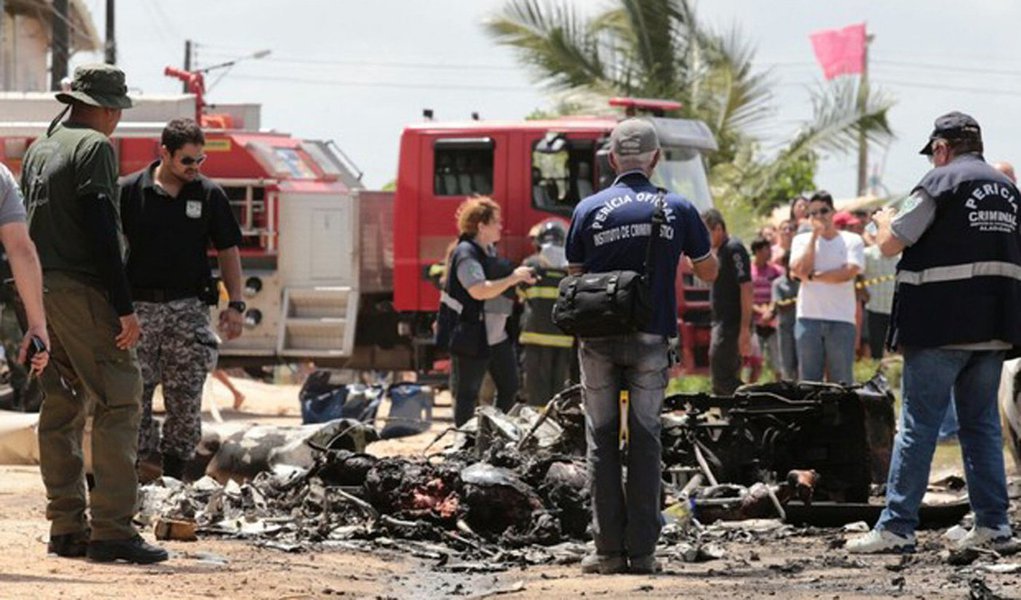 A direção da Polícia Civil de Alagoas designou um delegado especial para investigar o acidente com a aeronave da Segurança Pública que vitimou quatro militares; caso também será apurado por equipes do Serviço Regional de Investigação e Prevenção de Acidentes Aeronáuticos (Seripa); investigadores do órgão estão em Maceió colhendo dados para elucidar as causas do acidente; previsão é que o laudo saia dentro de um ano (Foto: Voney Malta) A direção da Polícia Civil de Alagoas designou um delegado especial para investigar o acidente com a aeronave da Segurança Pública que vitimou quatro militares; caso também será apurado por equipes do Serviço Regional de Investigação e Prevenção de Acidentes Aeronáuticos (Seripa); investigadores do órgão estão em Maceió colhendo dados para elucidar as causas do acidente; previsão é que o laudo saia dentro de um ano