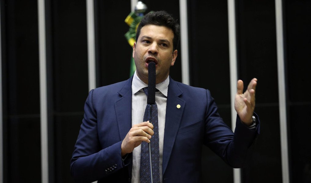 Ex-líder do PMDB na Câmara, Leonardo Picciani reagiu ao que chamou de "tentativa de intimidação" por parte do grupo de Michel Temer e de Eduardo Cunha, que o ameaçou de expulsão, caso ele tente retornar ao comando do partido na Casa; "Não vou aceitar intimidação. Não infringi nenhum artigo do estatuto. Esse tipo de prática de fazer lista é o que conduziu a Câmara a essa situação vexatória em que ela está", disse ele que acredita que voltará à Liderança do PMDB na próxima semana (Foto: Valter Lima) Ex-líder do PMDB na Câmara, Leonardo Picciani reagiu ao que chamou de "tentativa de intimidação" por parte do grupo de Michel Temer e de Eduardo Cunha, que o ameaçou de expulsão, caso ele tente retornar ao comando do partido na Casa; "Não vou aceitar intimidação. Não infringi nenhum artigo do estatuto. Esse tipo de prática de fazer lista é o que conduziu a Câmara a essa situação vexatória em que ela está", disse ele que acredita que voltará à Liderança do PMDB na próxima semana